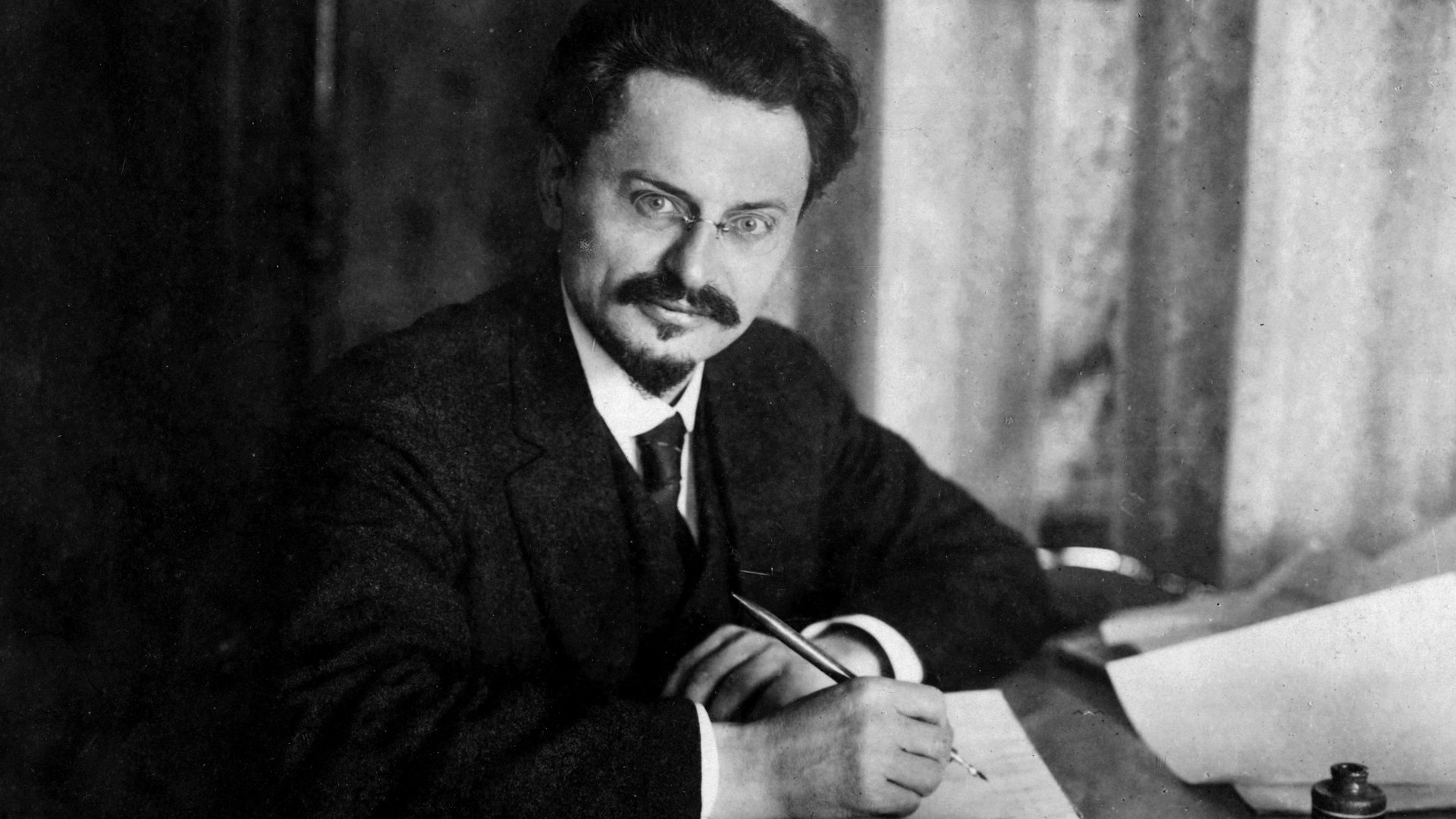 File:Portret van Leon Trotski achter een bureau, RP-F-F02908 B&W.jpg