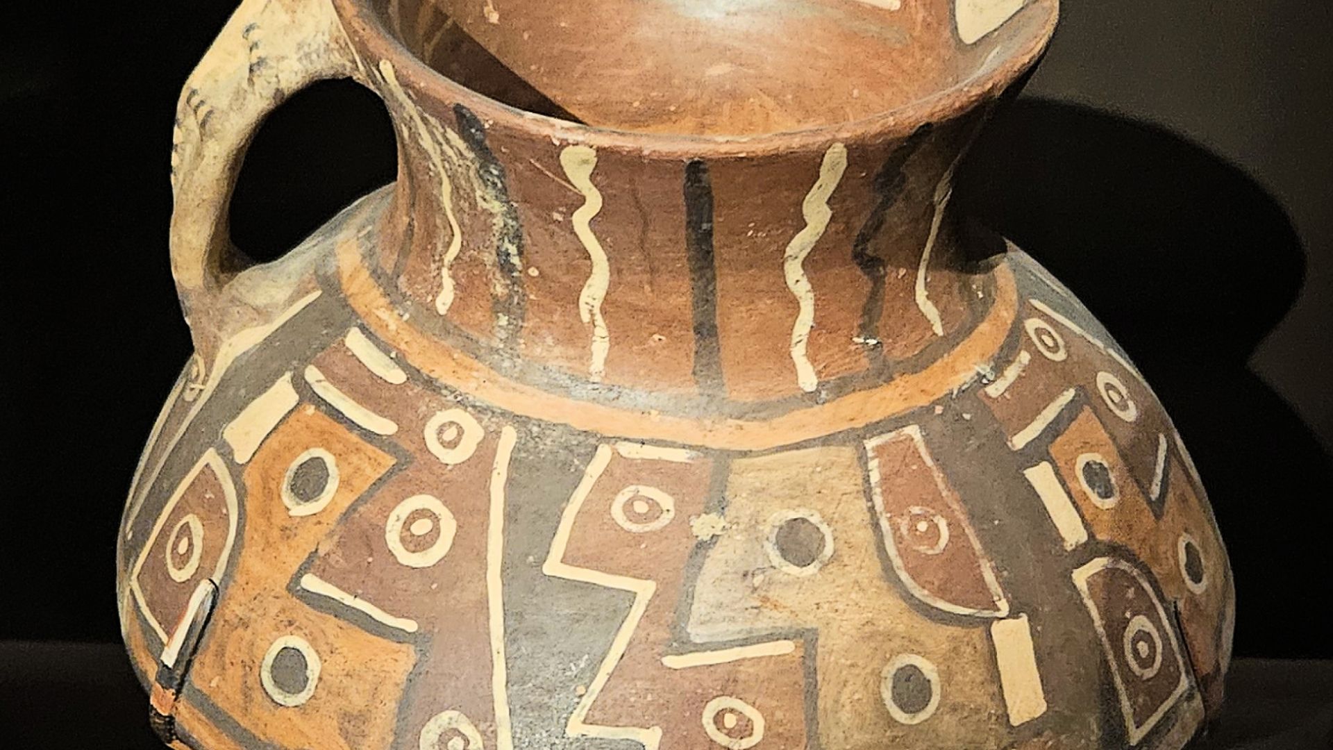 File:Tiwanaku one-handled pitcher front.png
