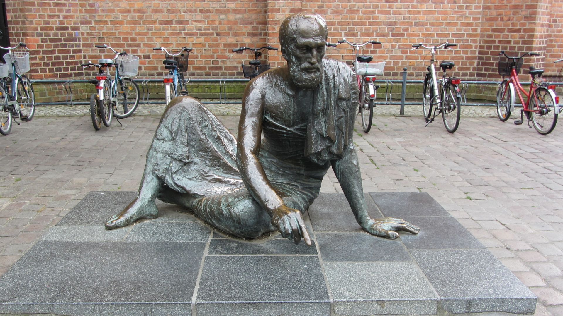 File:Güstrow Markt Skulptur Archimedes 2012-07-11 167.JPG