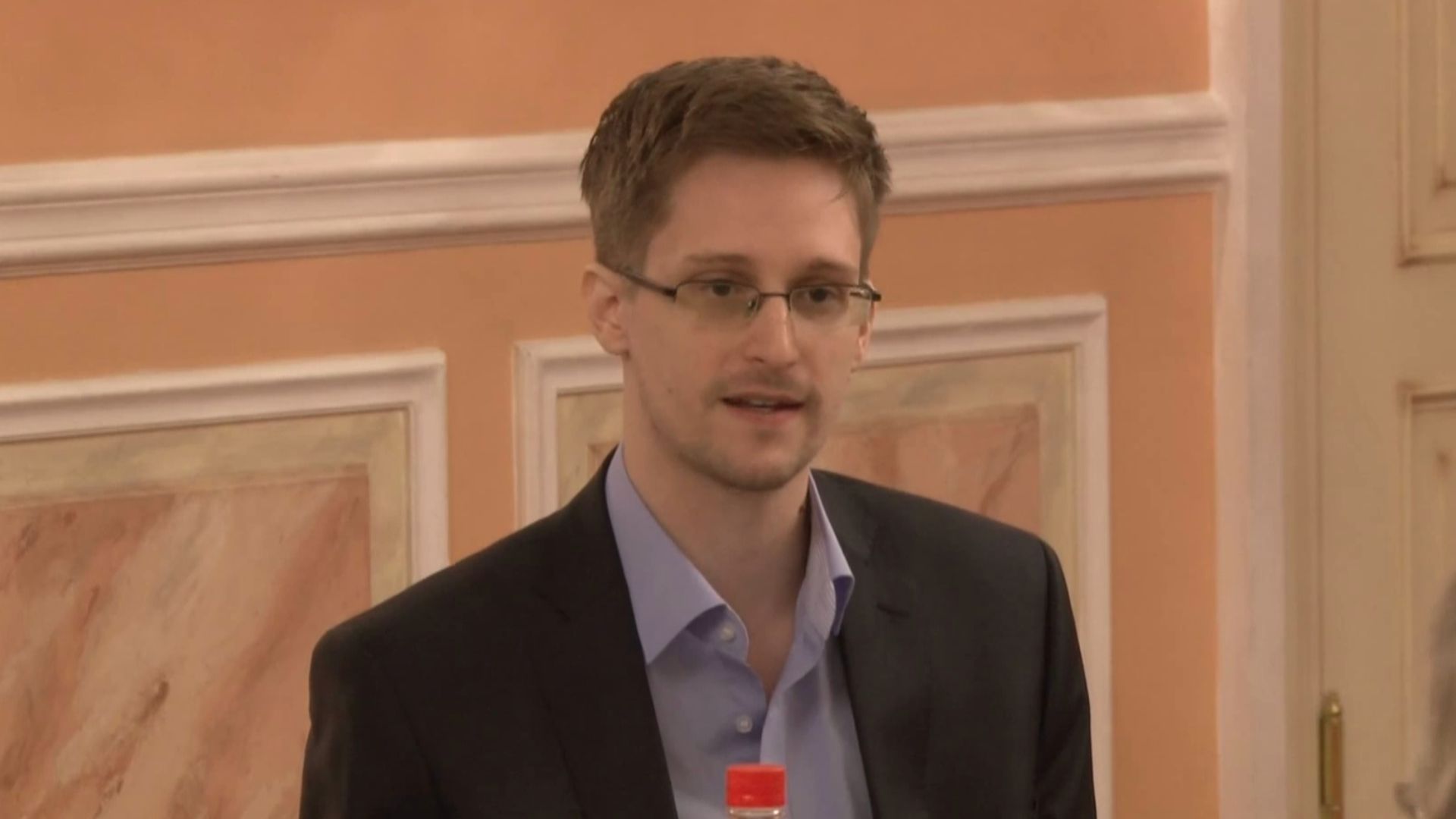 File:Edward Snowden 2013-10-9 (1) (cropped 3 to 2).jpg