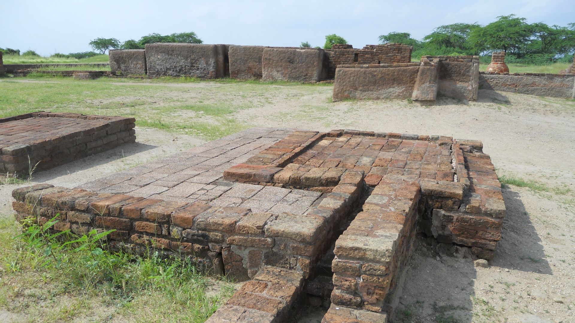 File:The drainage system at Lothal 2.JPG