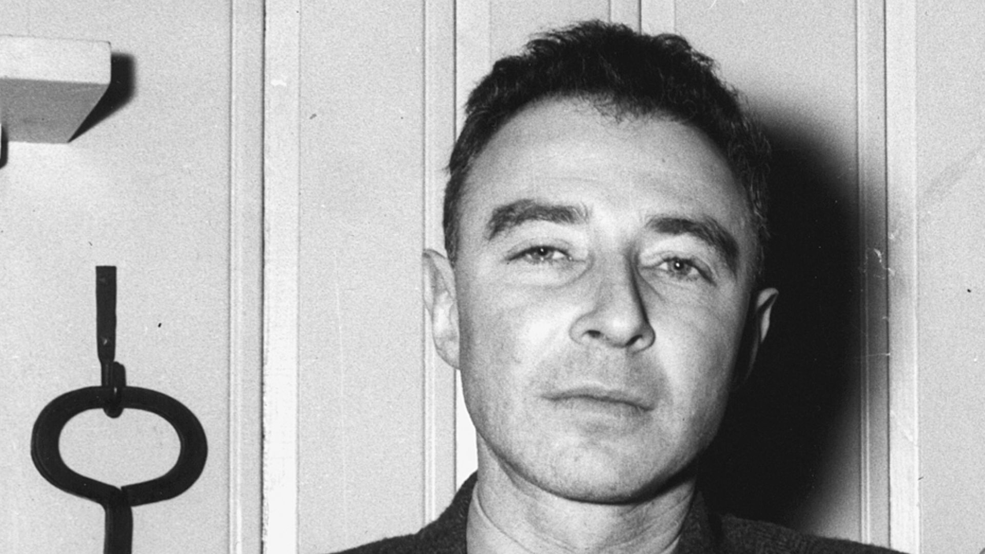 File:J. Robert Oppenheimer at the Guest Lodge, Oak Ridge, in 1946 4.jpg