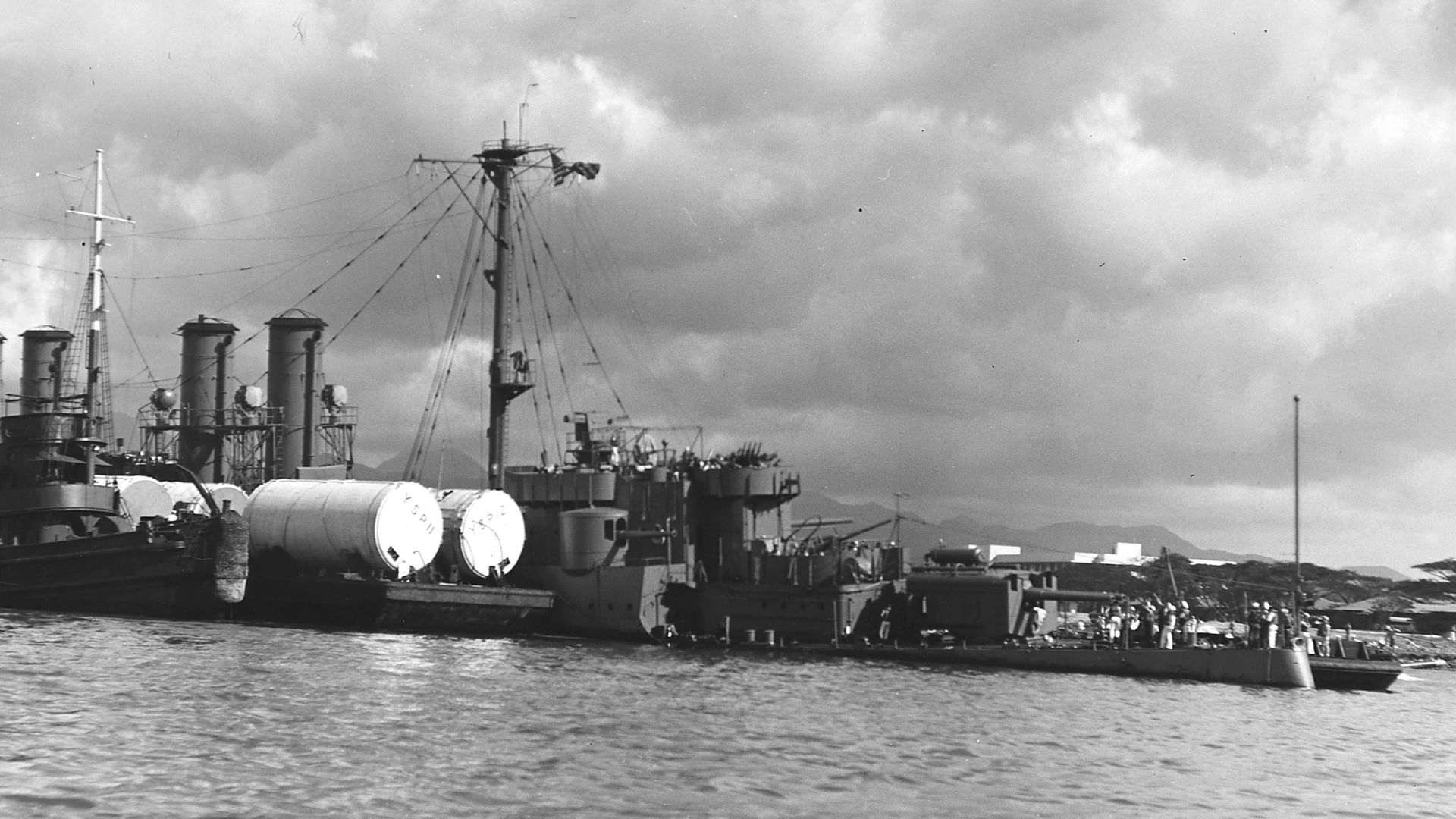 File:USS Raleigh CL-7 fantail Pearl Harbor 1941.jpg