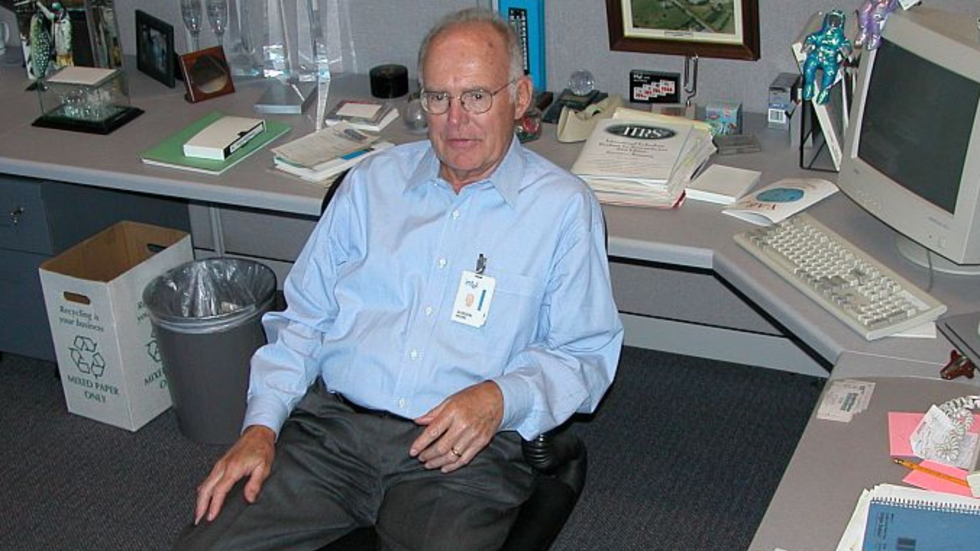 File:Former Intel CEO Gordon Moore in his cubicle.jpg