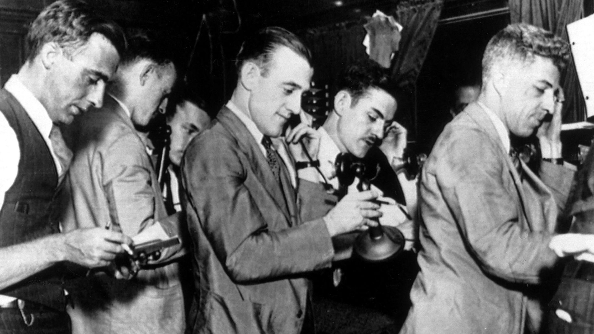 File:Stockbrokers at the New York Stock Exchange.jpg