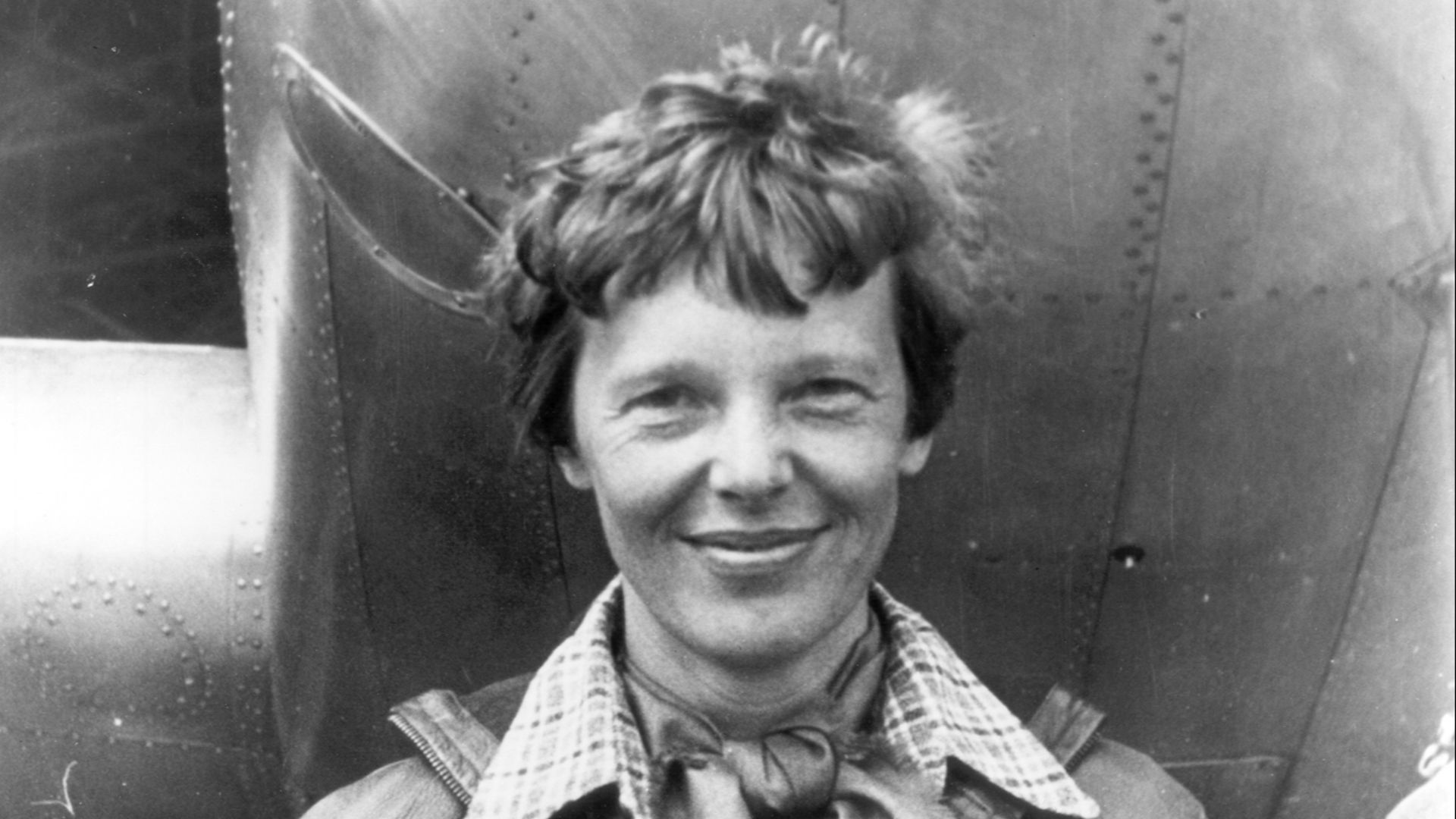 File:Amelia Earhart standing under nose of her Lockheed Model 10-E Electra, small.jpg