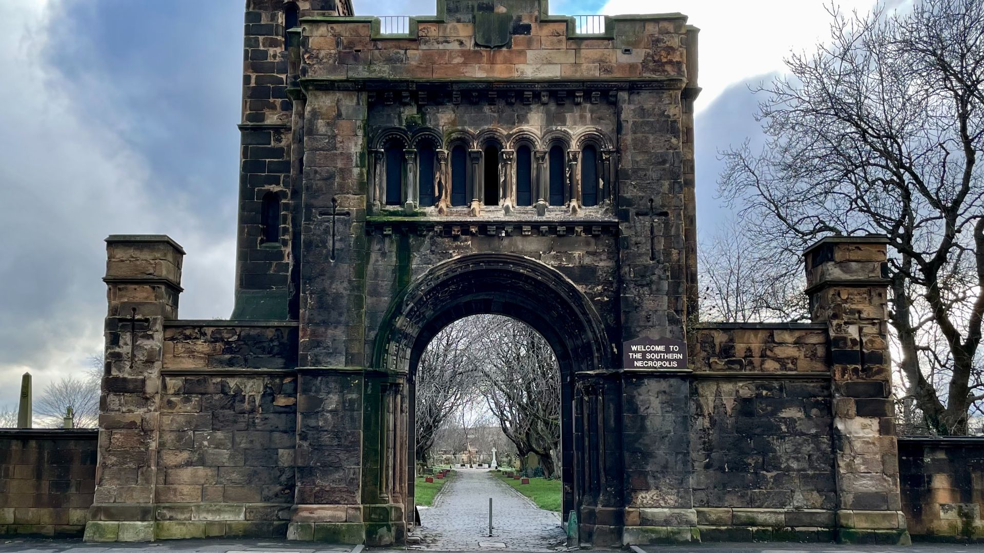 File:Glasgow's Southern Necropolis gatehouse.jpg