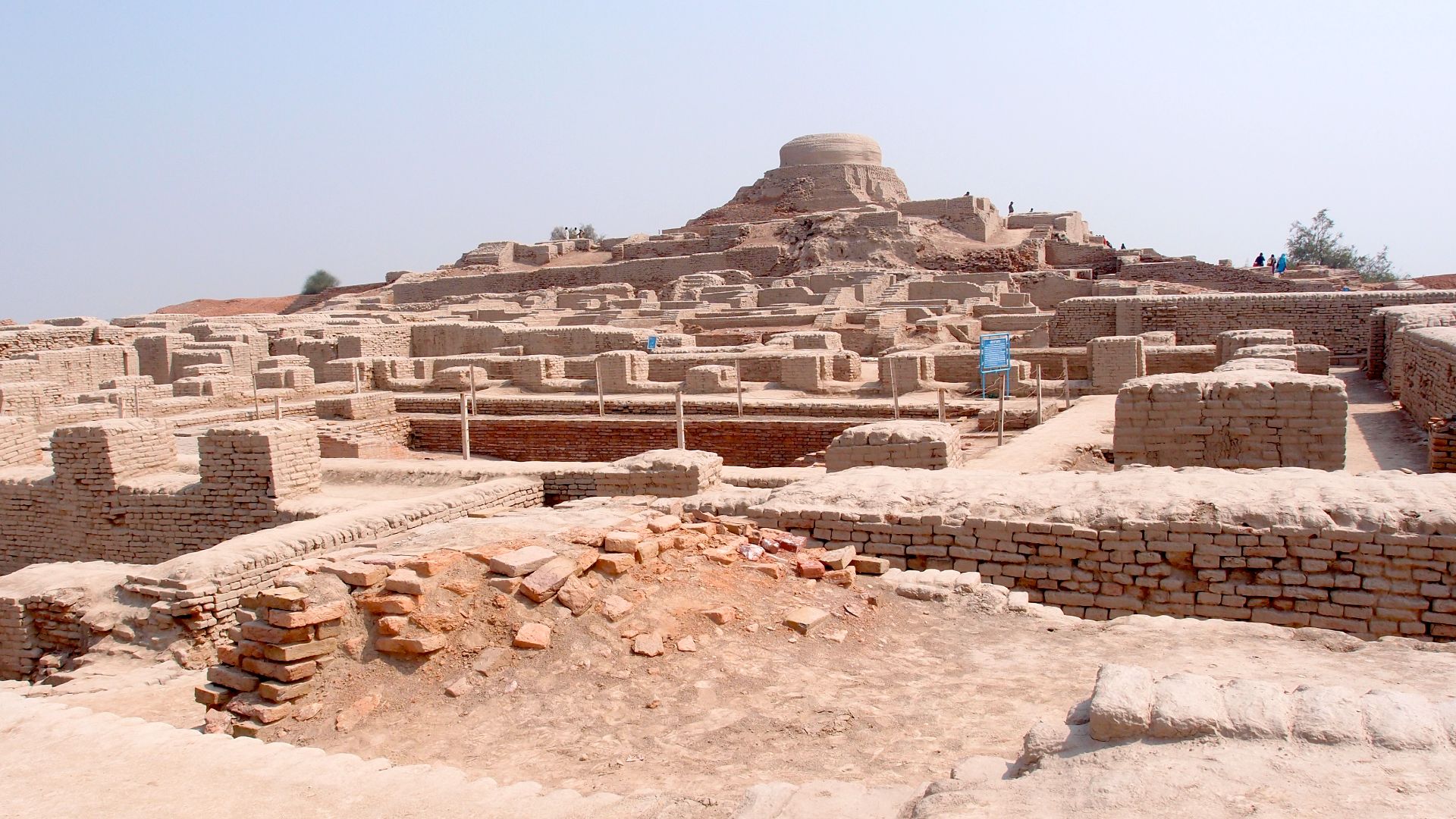 File:Mohenjodaro - view of the stupa mound.JPG