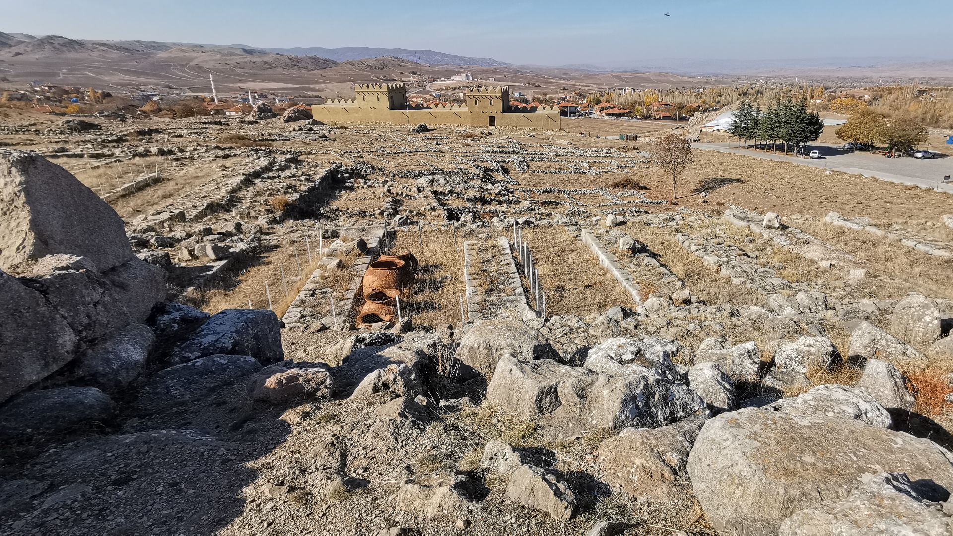 File:Reconstructed City Wall, Hattusa, Boğazkale, Çorum, Turkey 04.jpg