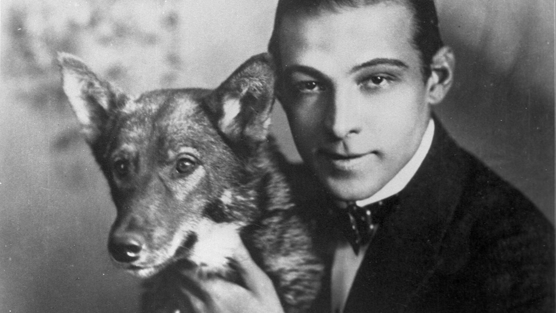 File:Rudolph Valentino and his dog.jpg