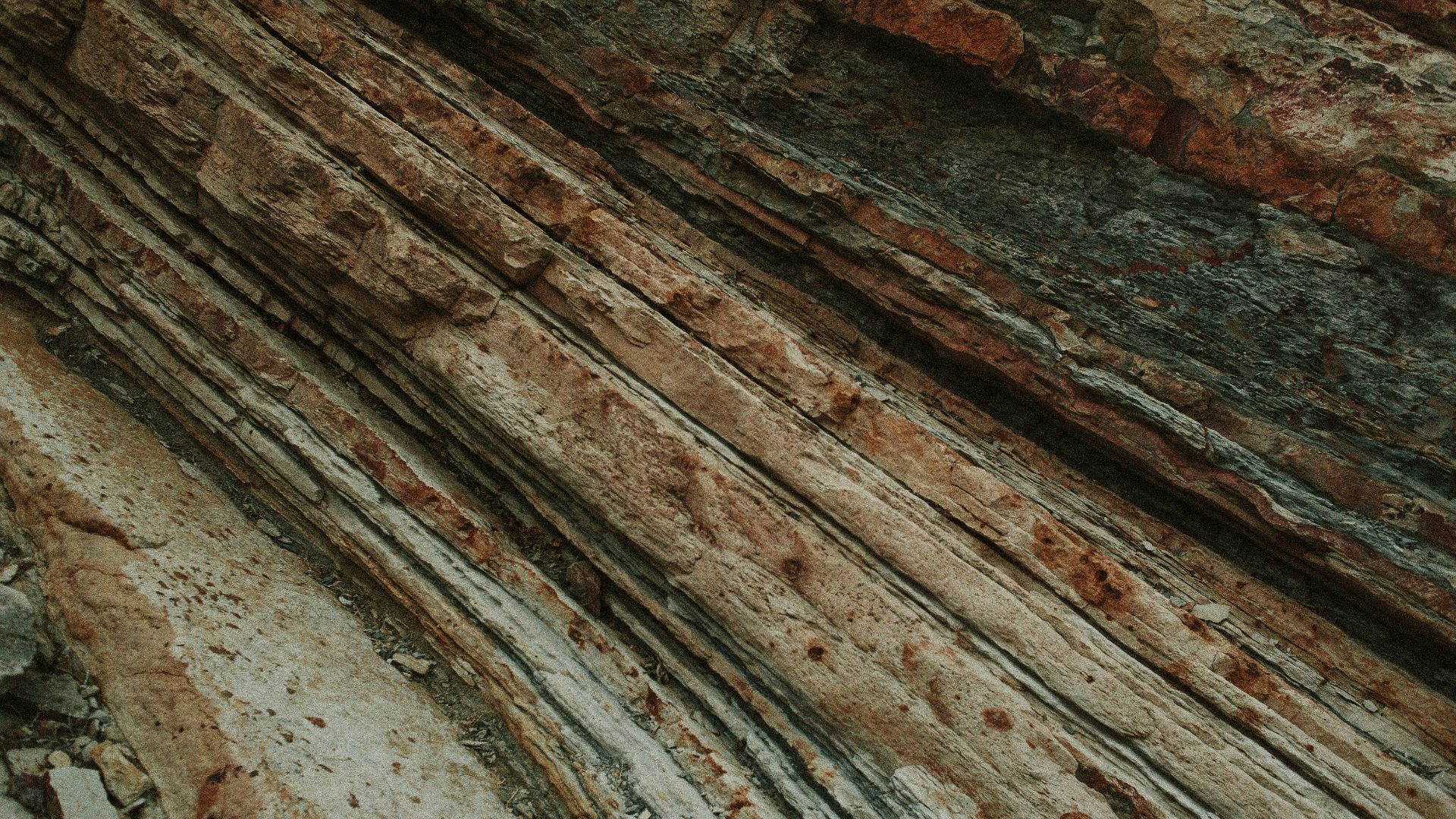 a close up of a rock formation with many layers of rock