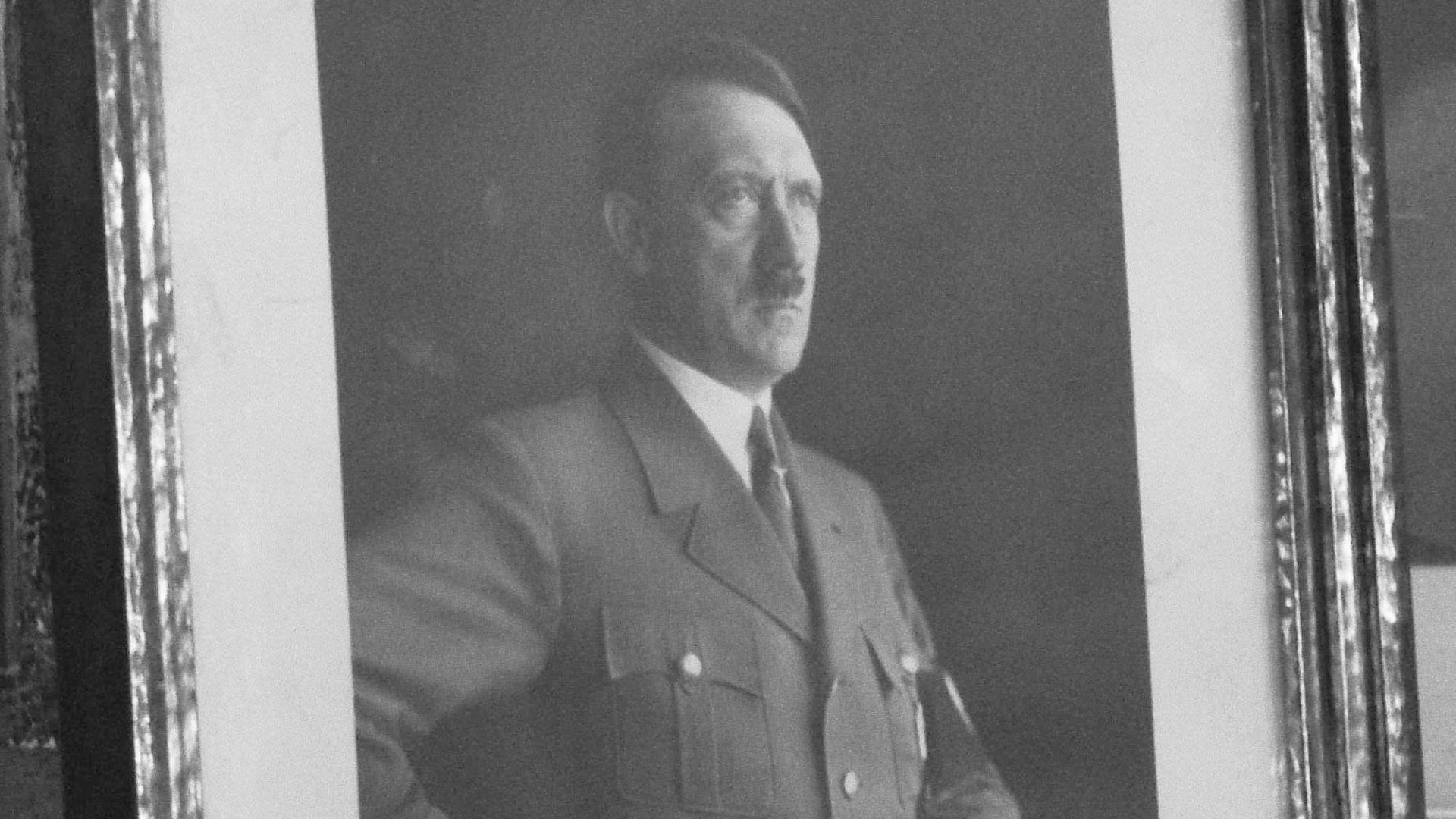 File:Signed Photograph of Adolf Hitler and His Best Wishes for Reza Shah Pahlavi - Sahebgharanie Palace - Niavaran Palace.JPG