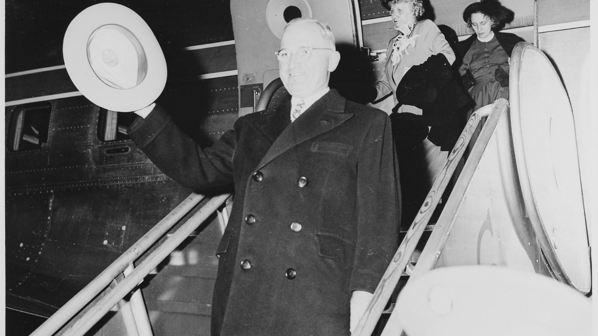 File:President Harry S. Truman coming down an airplane ramp, waving his hat. Bess Truman and Margaret Truman are behind him. - NARA - 199957.jpg