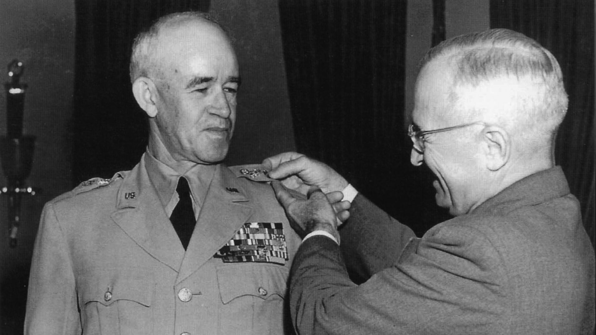 File:Harry S. Truman promotes Omar N. Bradley to General of the Army.jpg