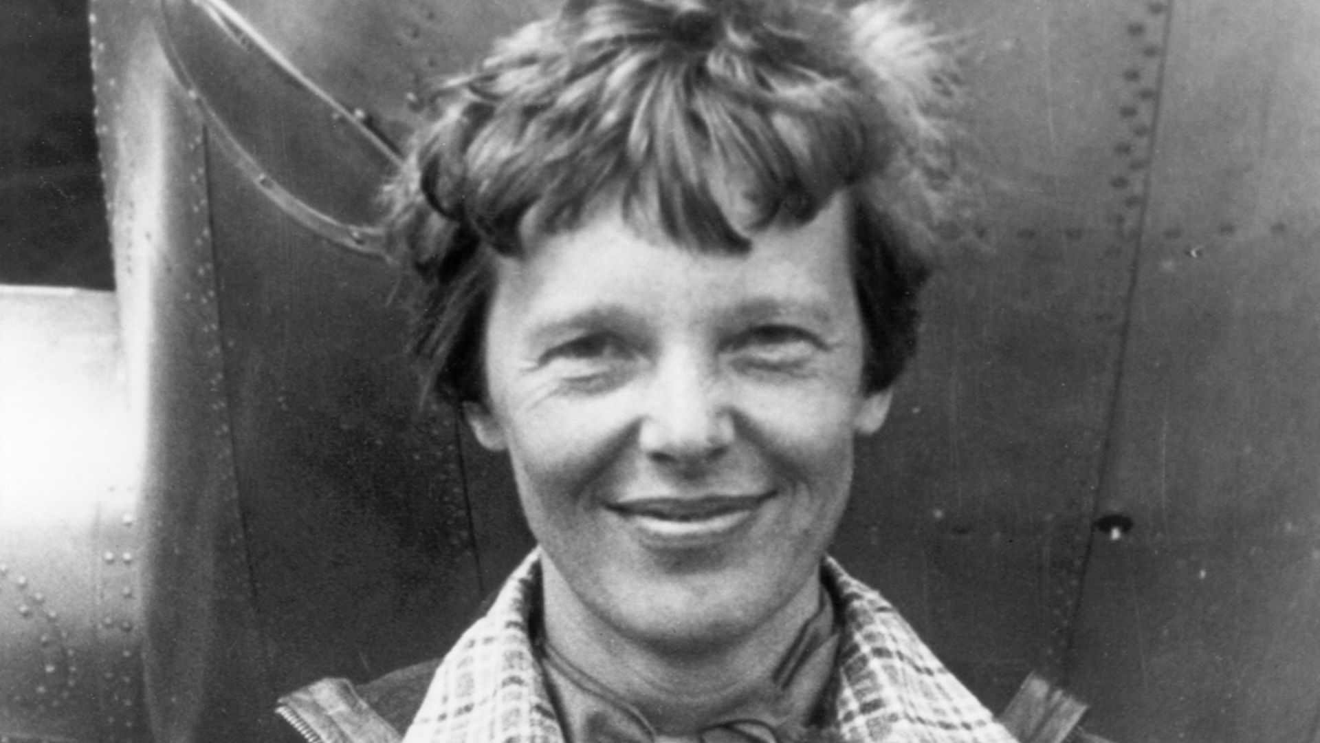 File:Amelia Earhart standing under nose of her Lockheed Model 10-E Electra, small.jpg