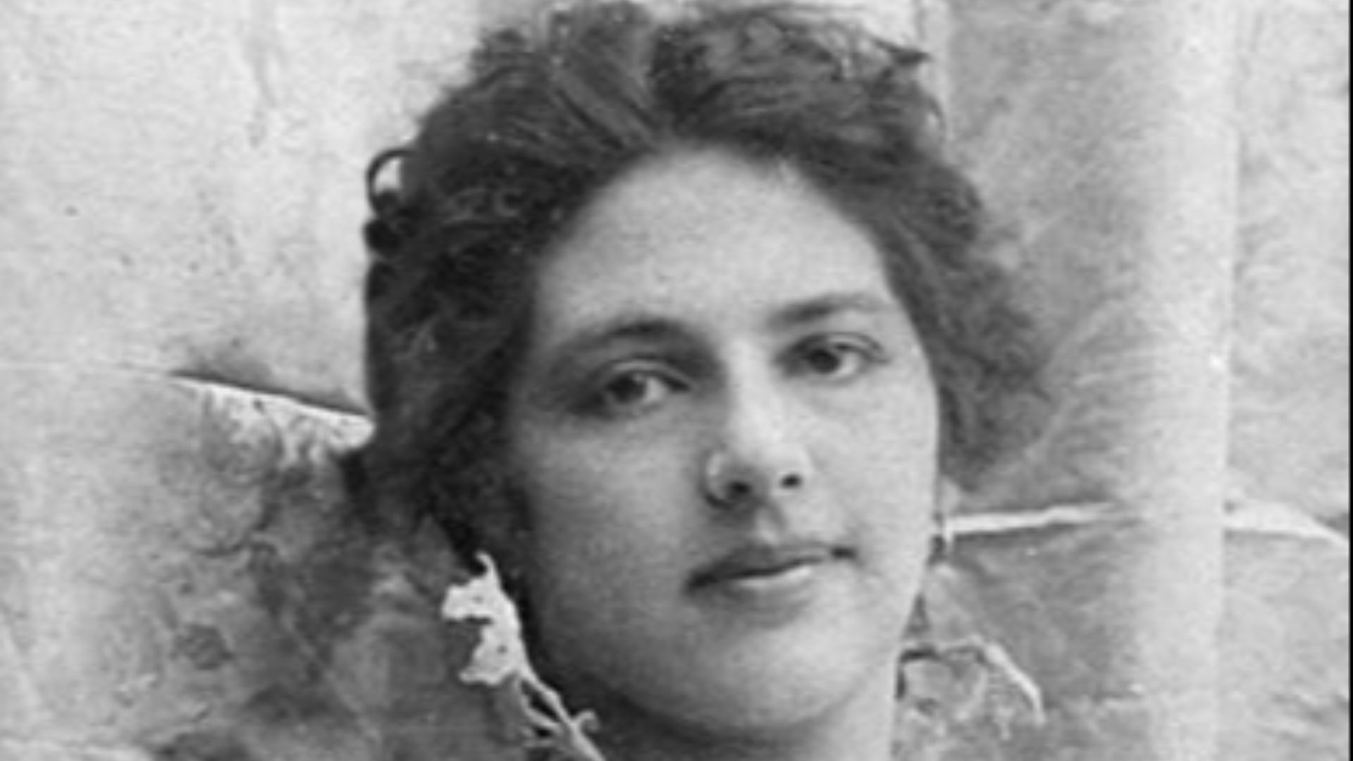 File:Margaretha Geertruida MacLeod-Zelle in the Dutch East Indies - 1900.jpg