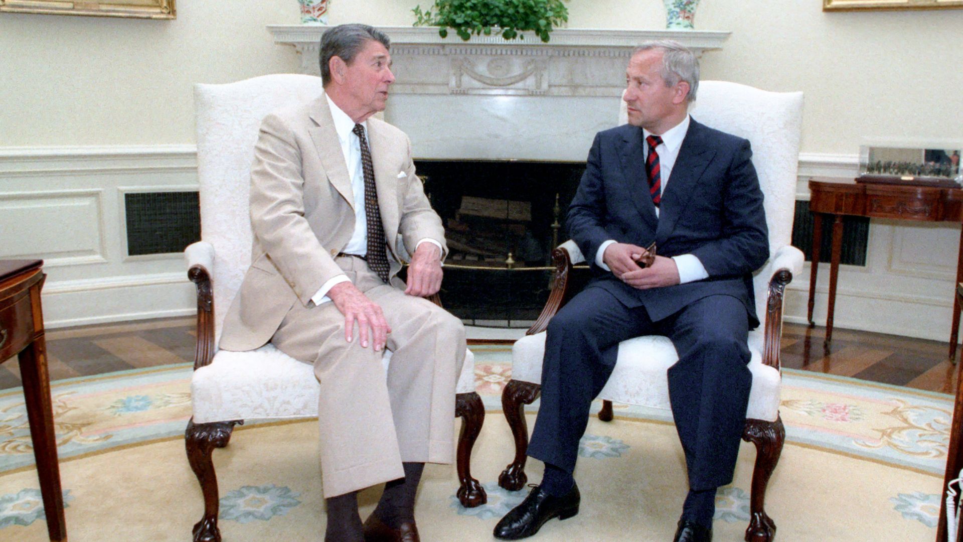 File:Reagan’s meeting with Oleg Gordievsky in the Oval Office (16).jpg