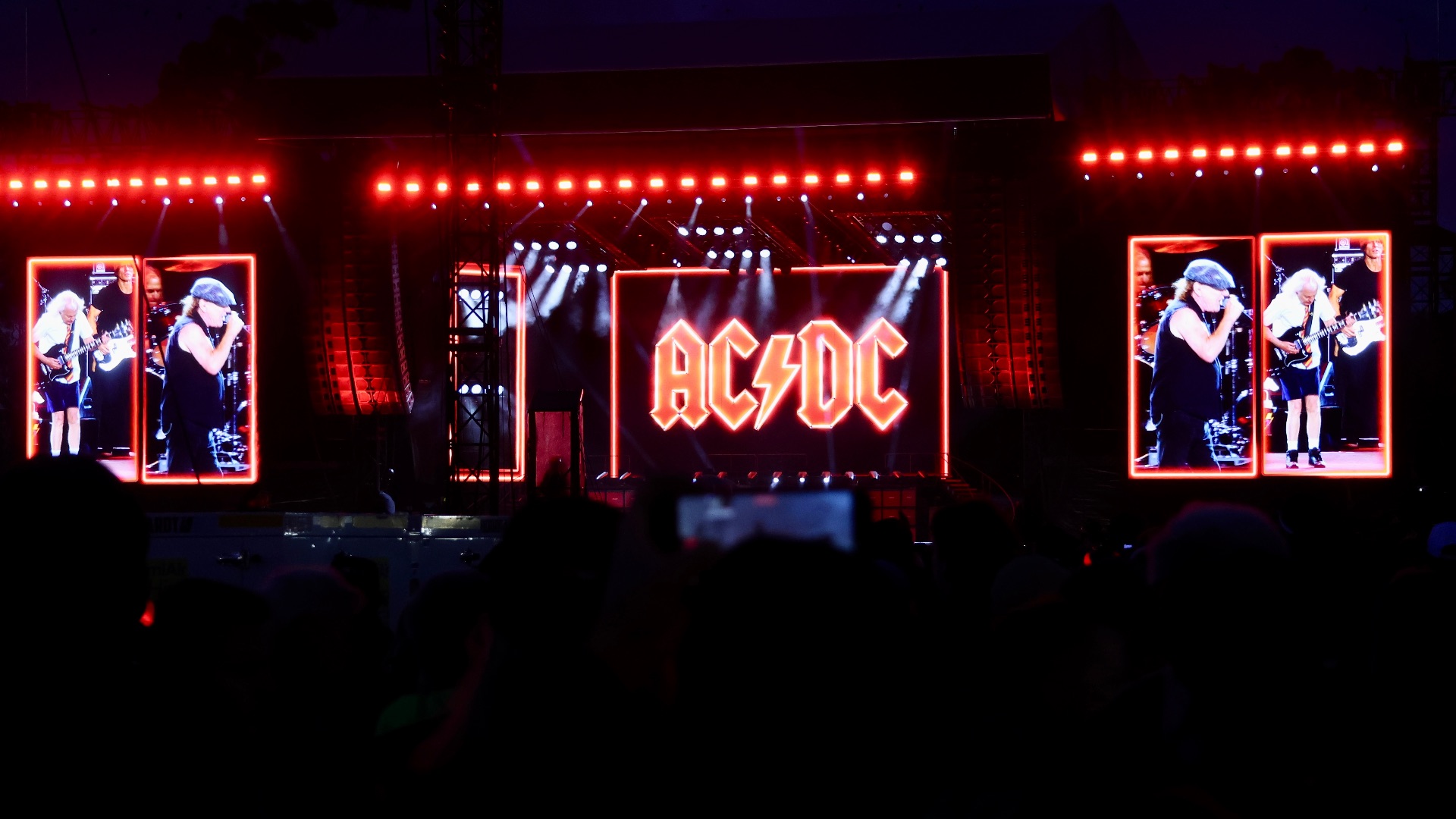 File:AC DC performing at the 2025 Adelaide Grand Final - 13.jpg