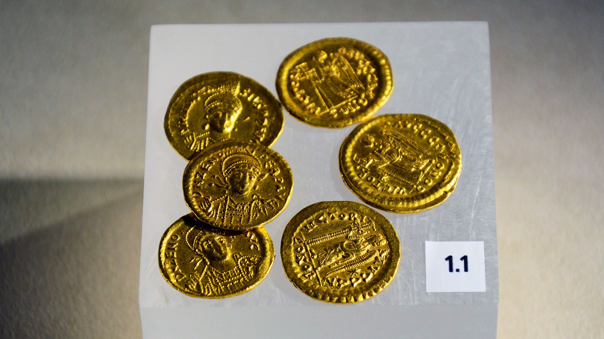 File:Gold coins in Museo archeologico nazionale (Taranto).jpg