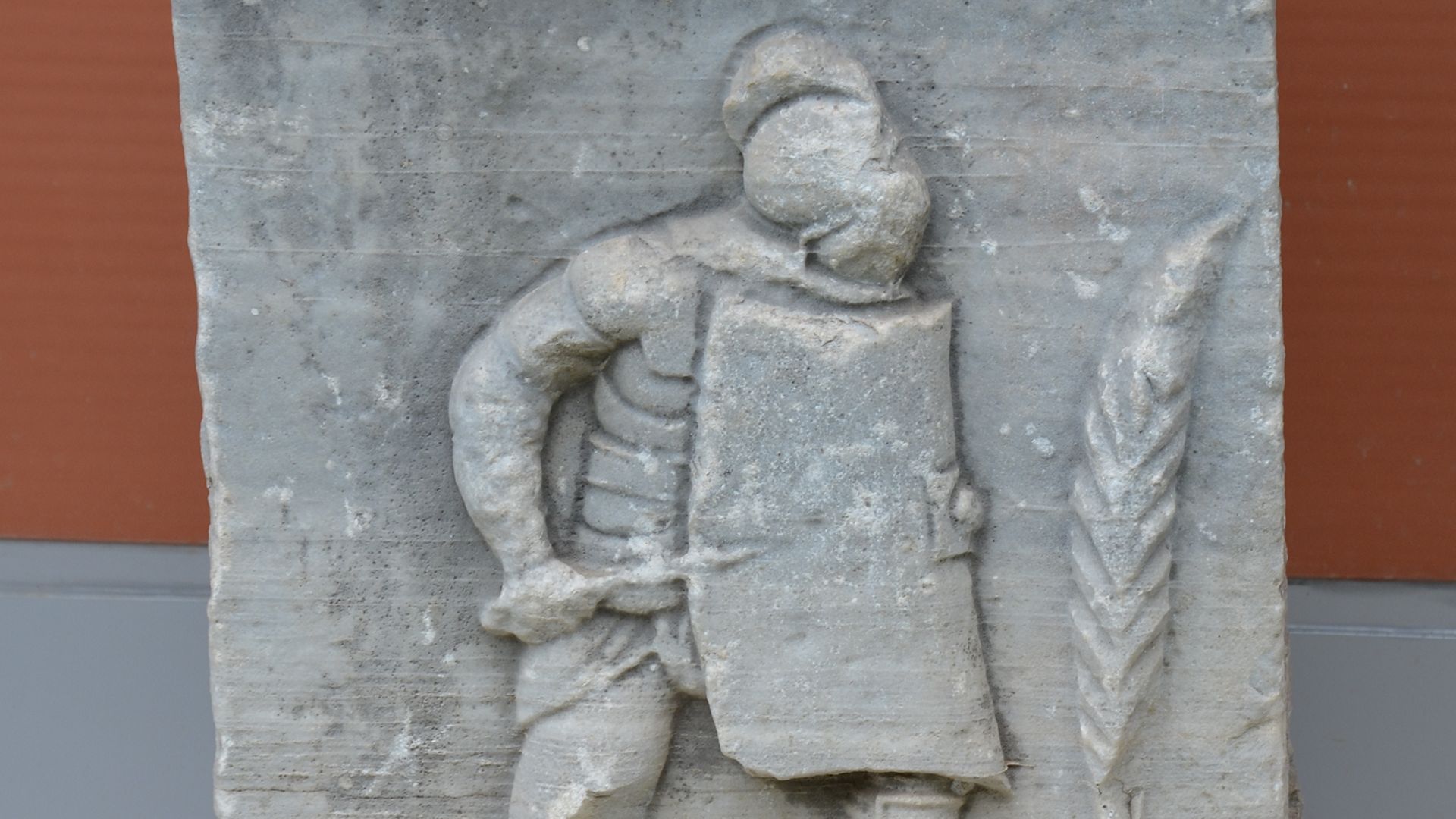 File:Funerary carved relief of a Roman gladiator found at Ephesus, Ephesus Museum, Turkey (16654988204).jpg