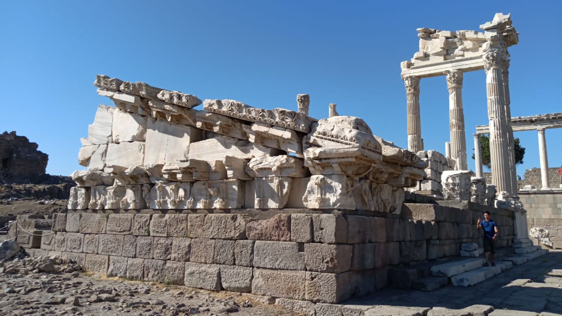 File:Pergamon Acropolis Sculptures.jpg
