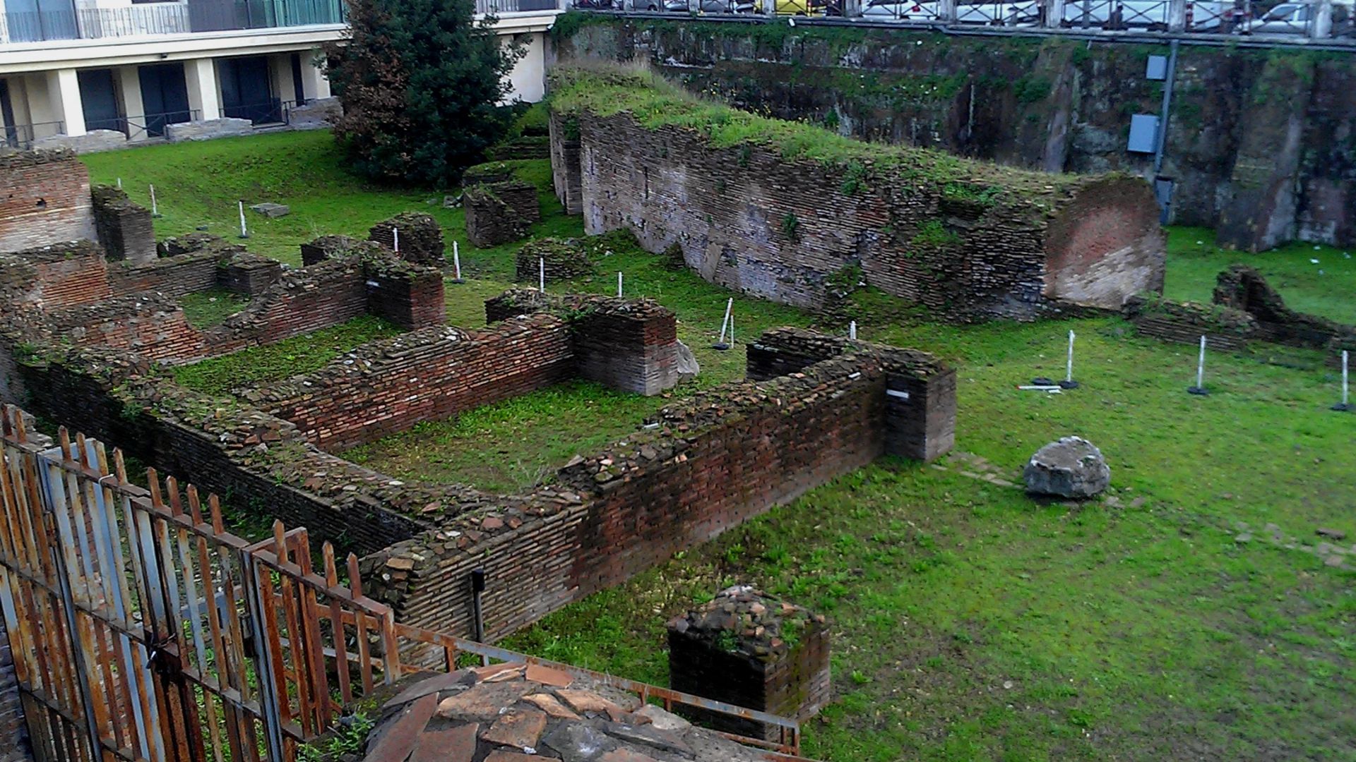 File:Eastern end of Ludus Magnus.jpg