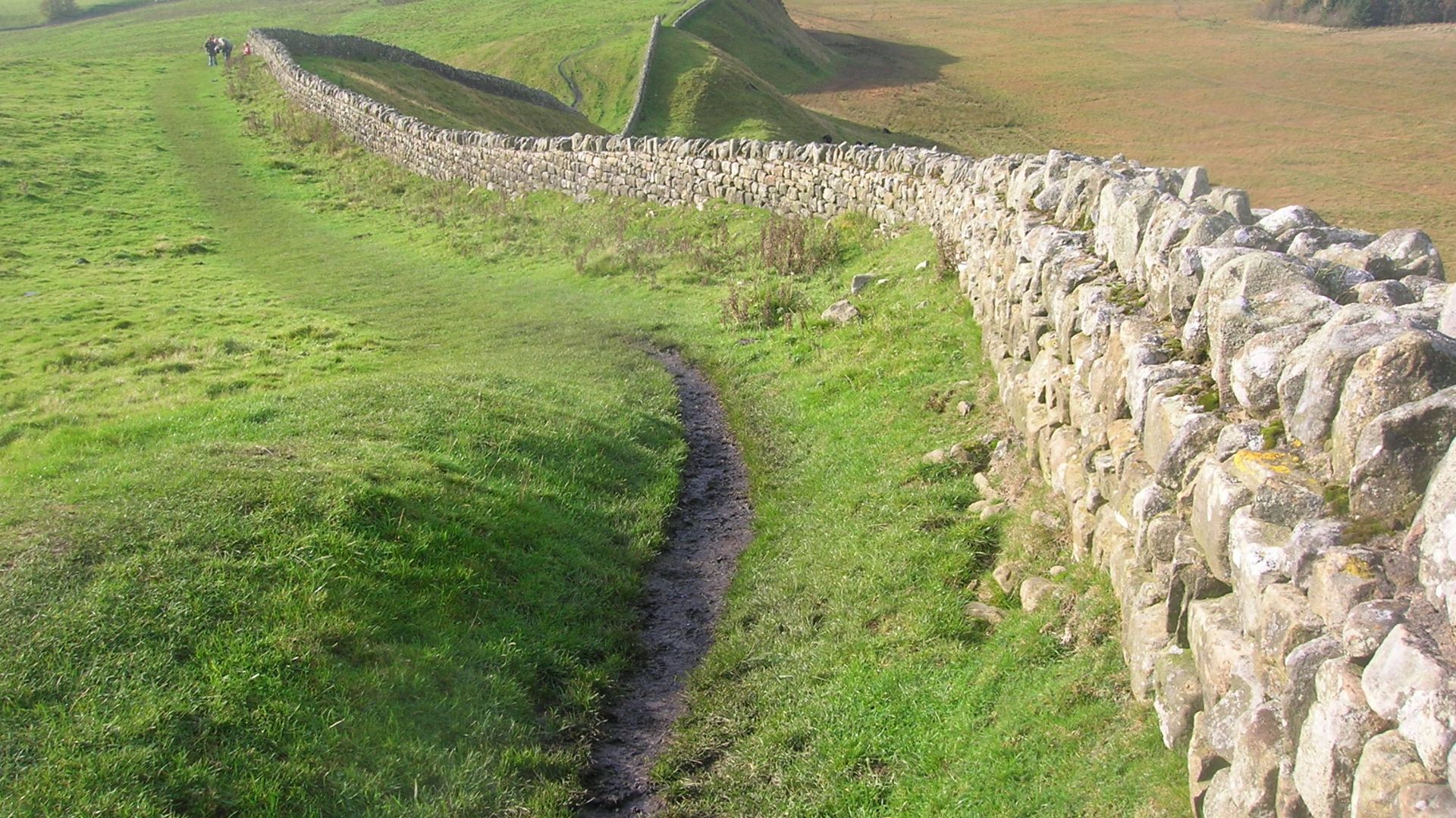 File:Section of Hadrian's Wall 1.jpg