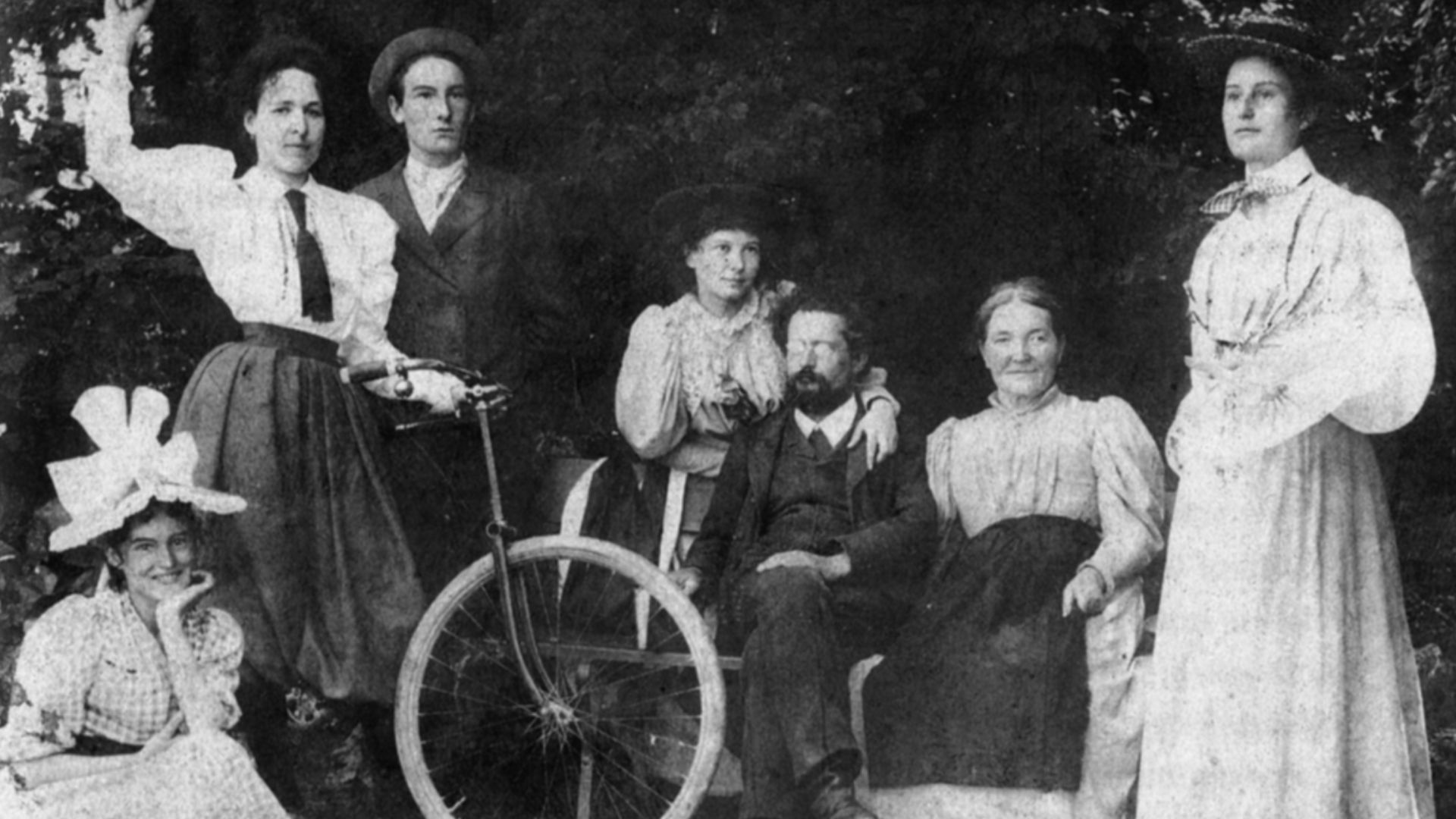 File:Jost Winteler mit Familie und Maja Einstein, um 1900.jpg
