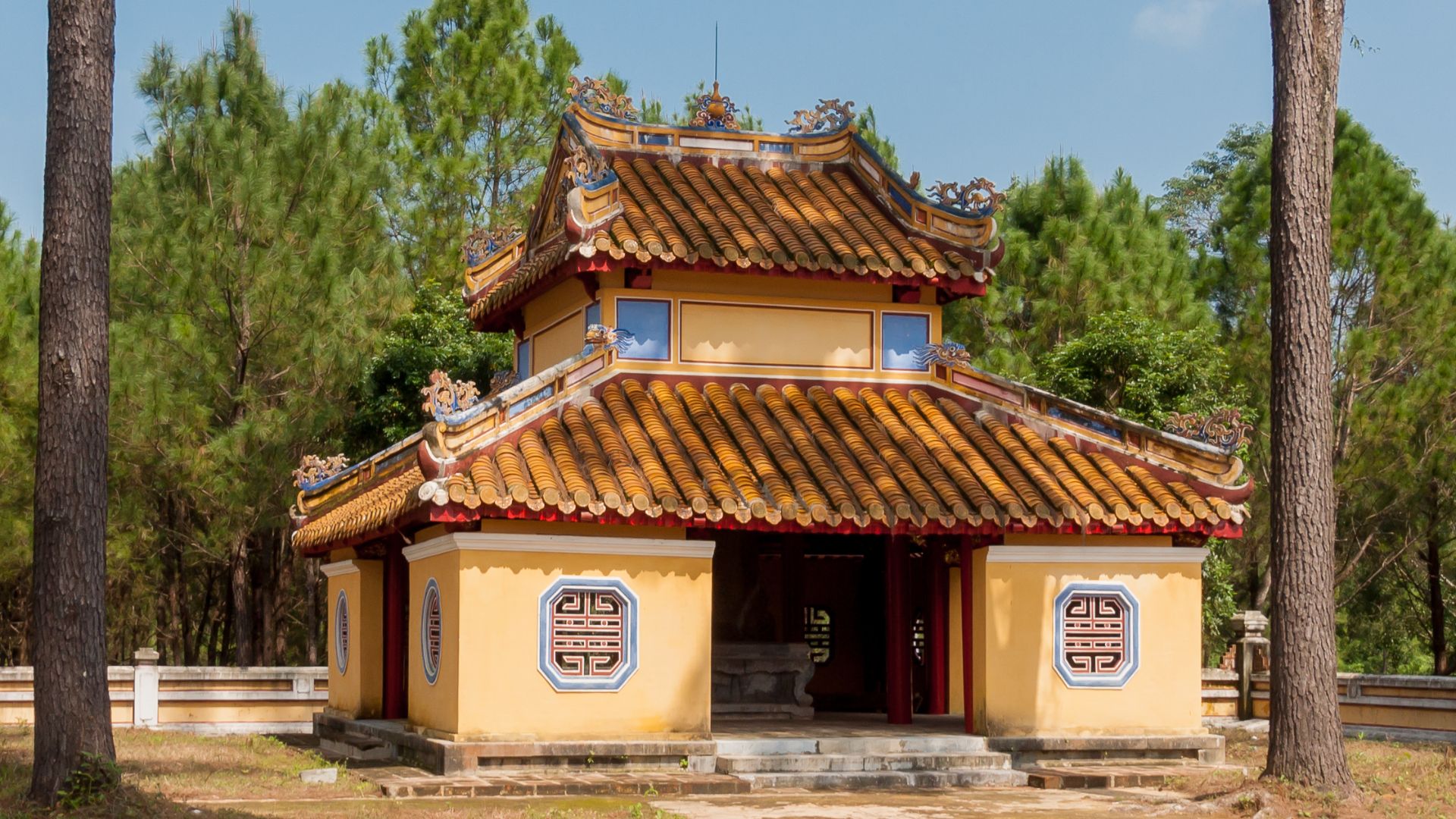 File:Hue Vietnam Tomb-of-Emperor-Gia-Long-04a.jpg