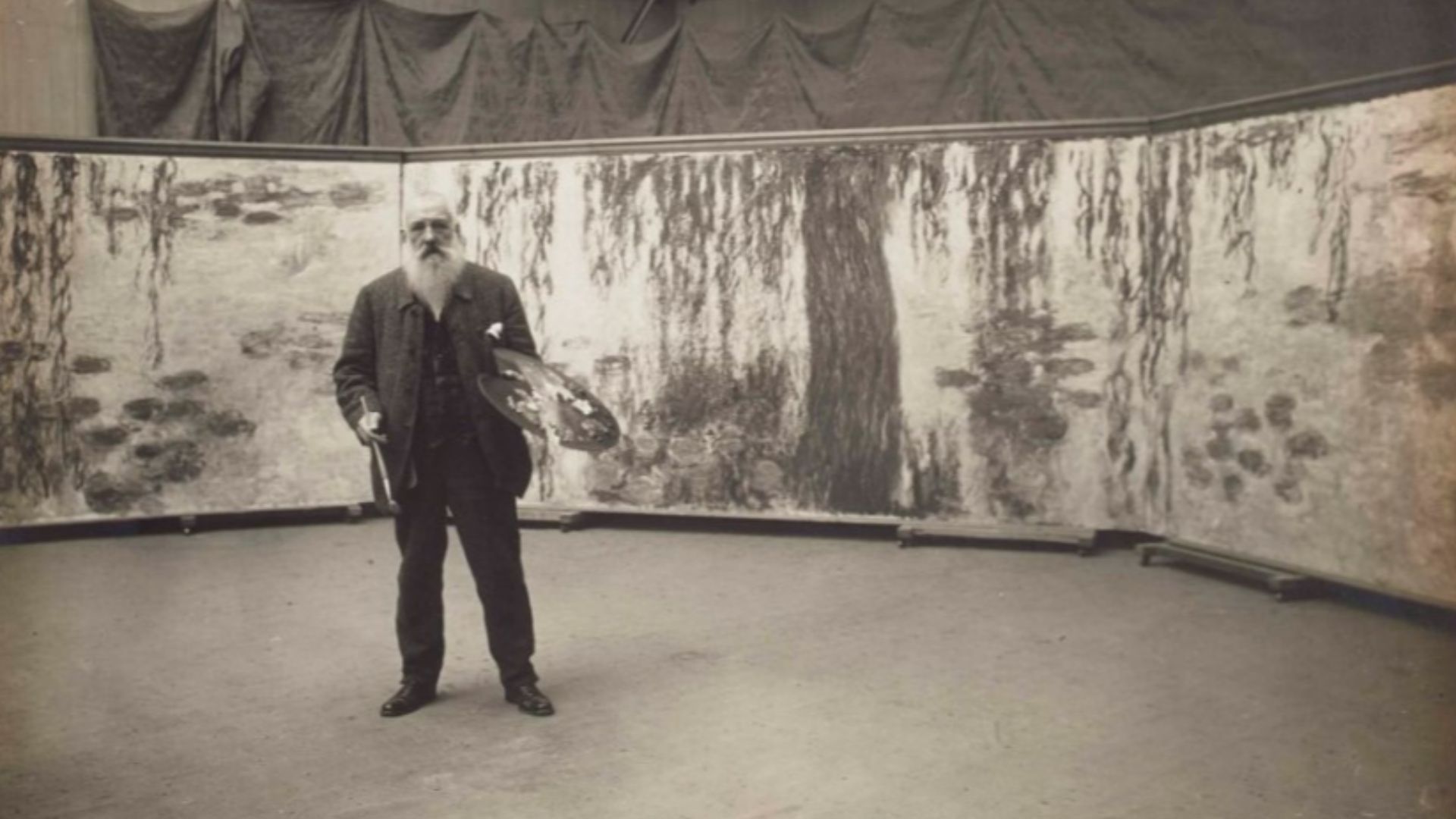 File:Claude Monet with his palette in front of his work ‘Les nymphéas’, photo 1920s, attrib. to Henri Manuel.jpg