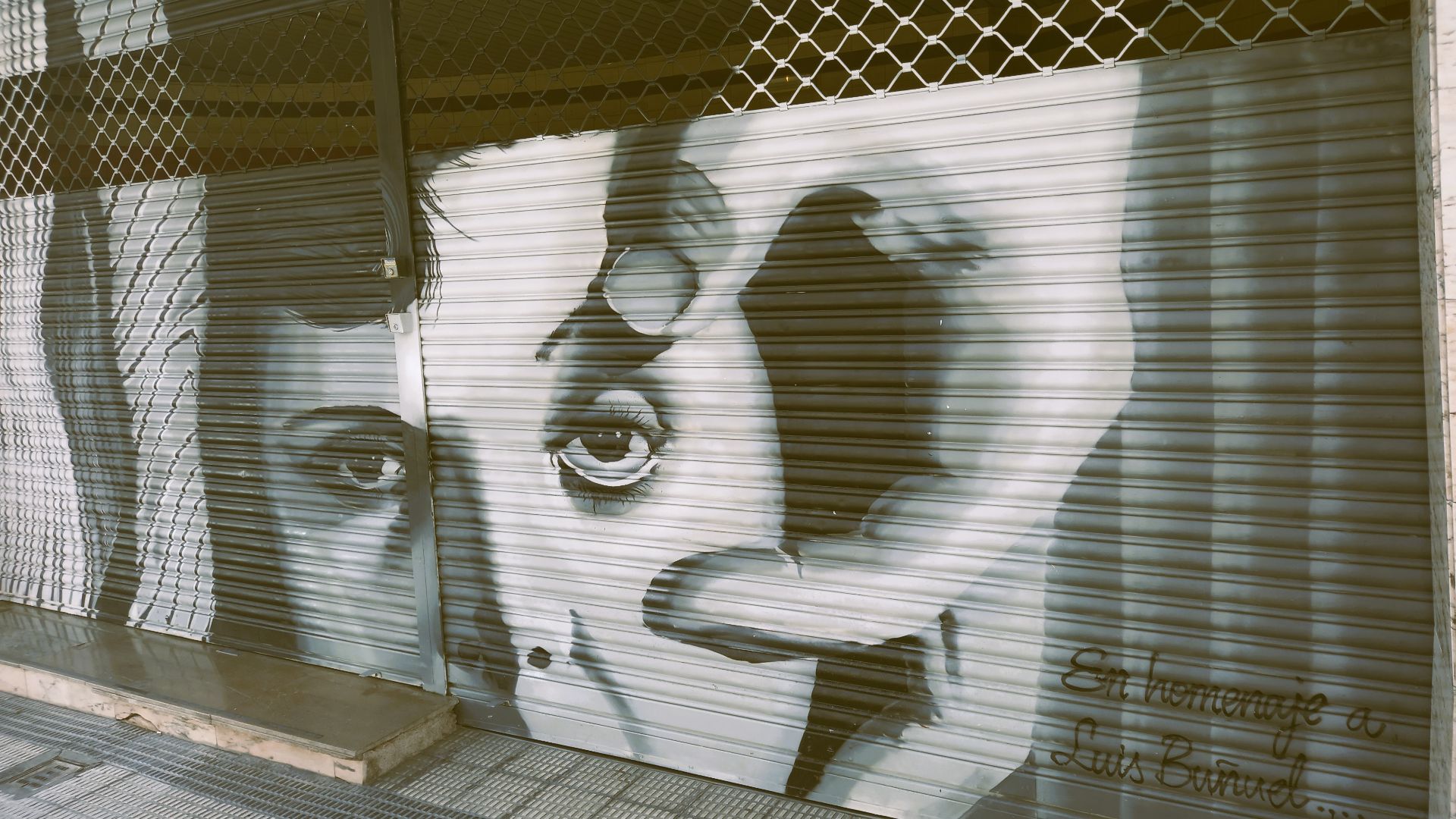 File:Mural homenaje a Luis Buñuel.jpg