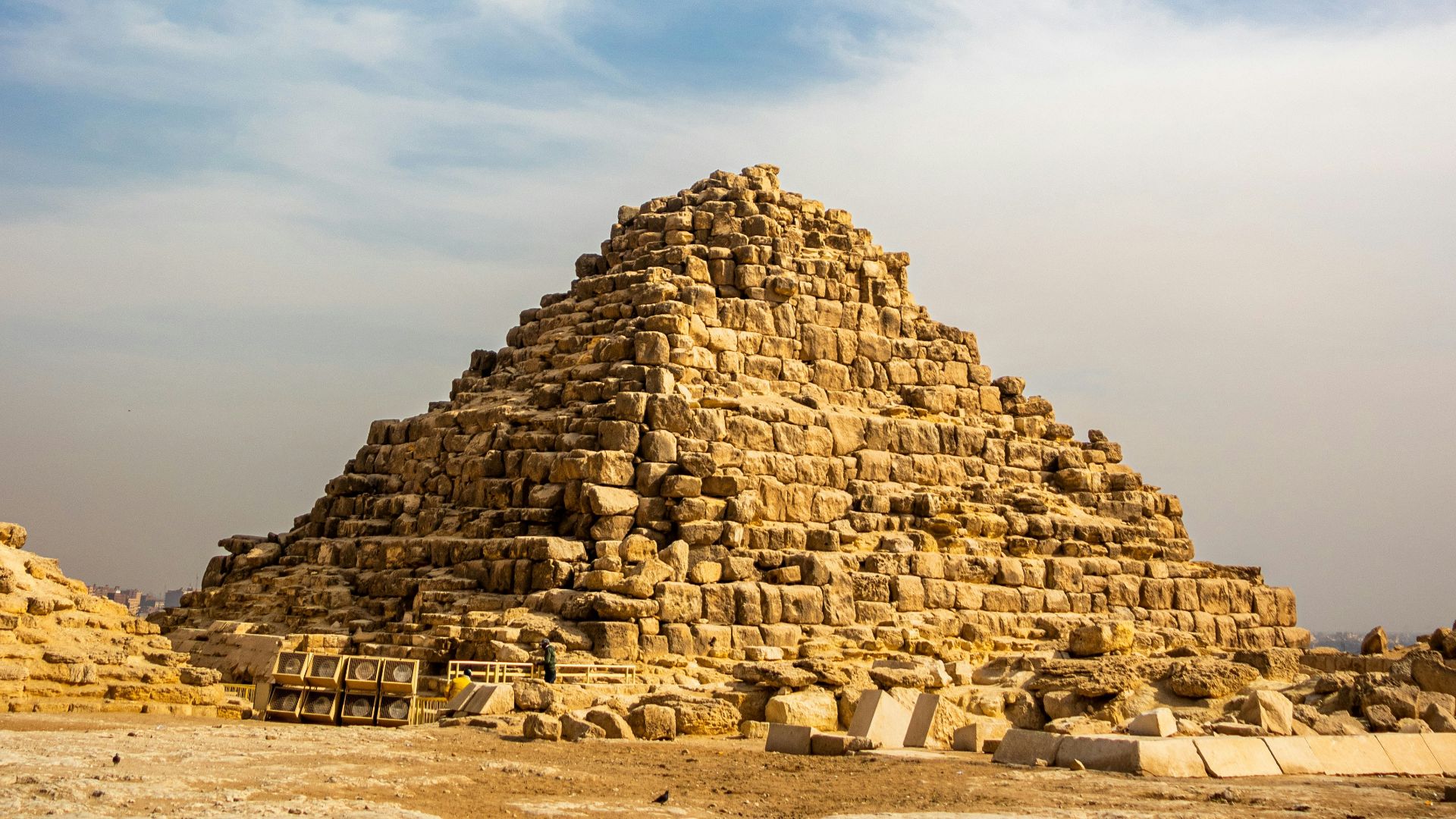 a very tall pyramid sitting in the middle of a desert