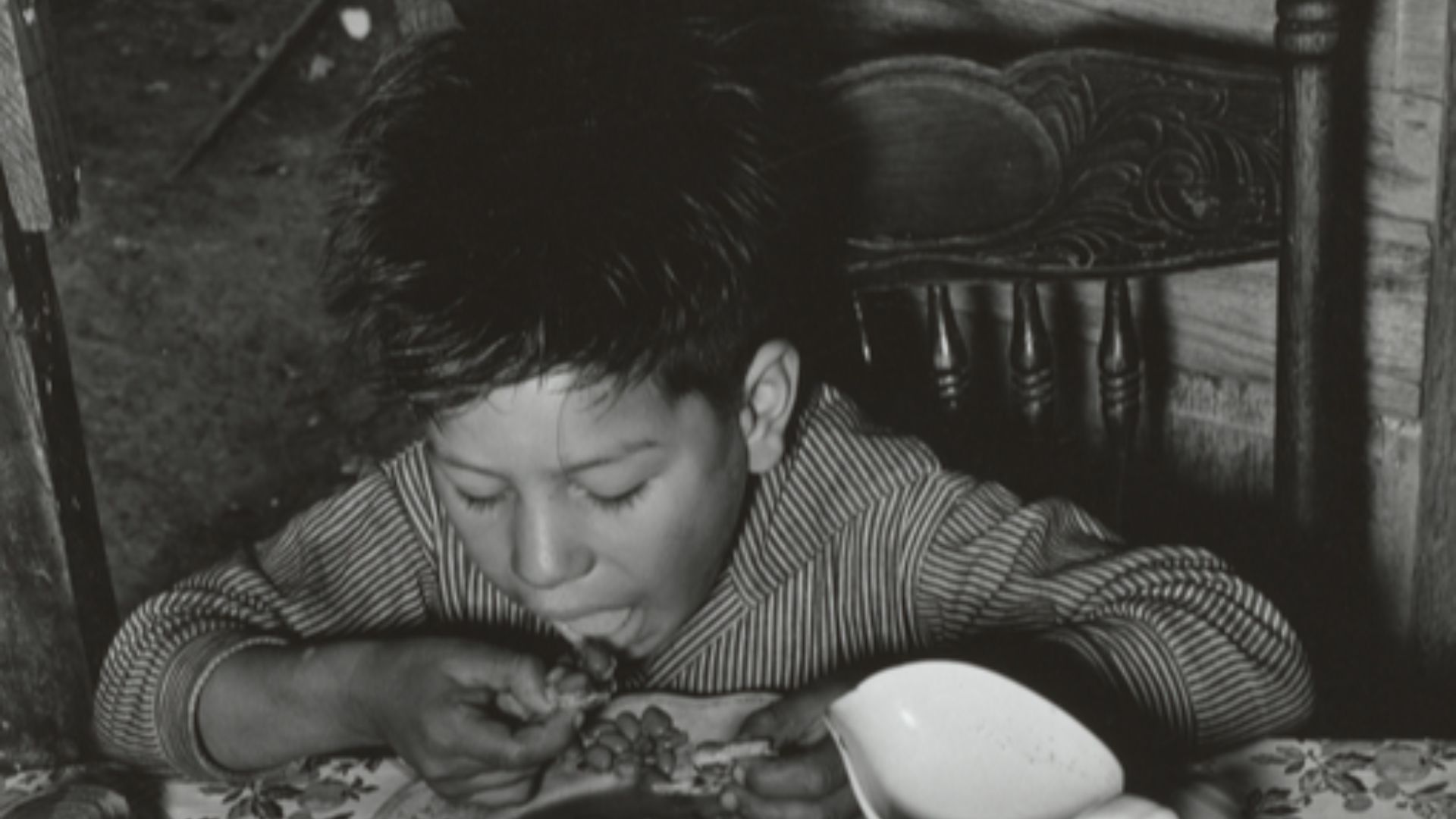 File:Mexican boy eating lunch. San Antonio, Texas.jpg