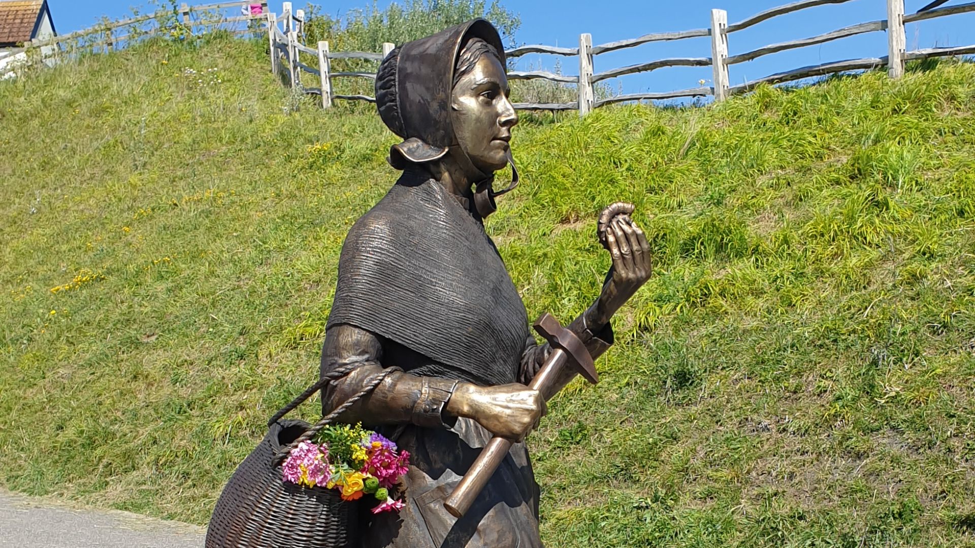 File:Mary Anning statue.jpg
