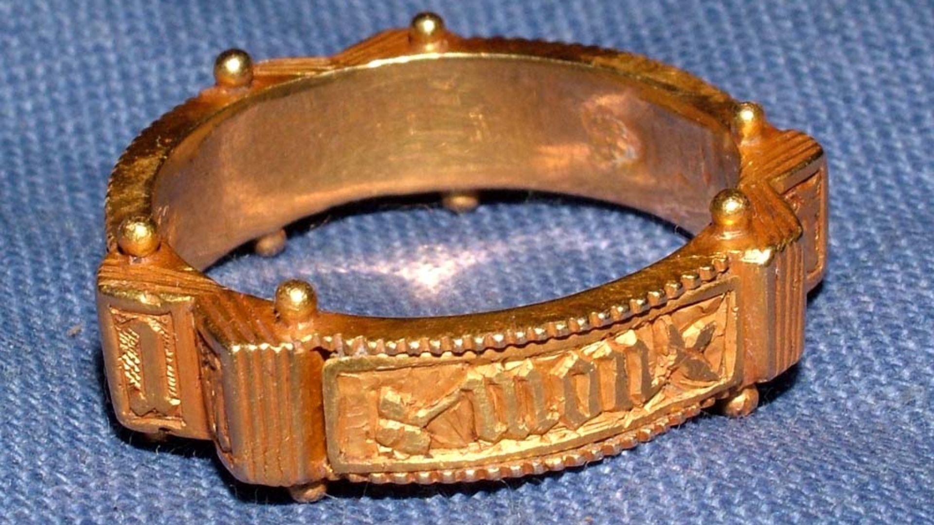 File:Medieval gold posy ring 2005T99.jpg