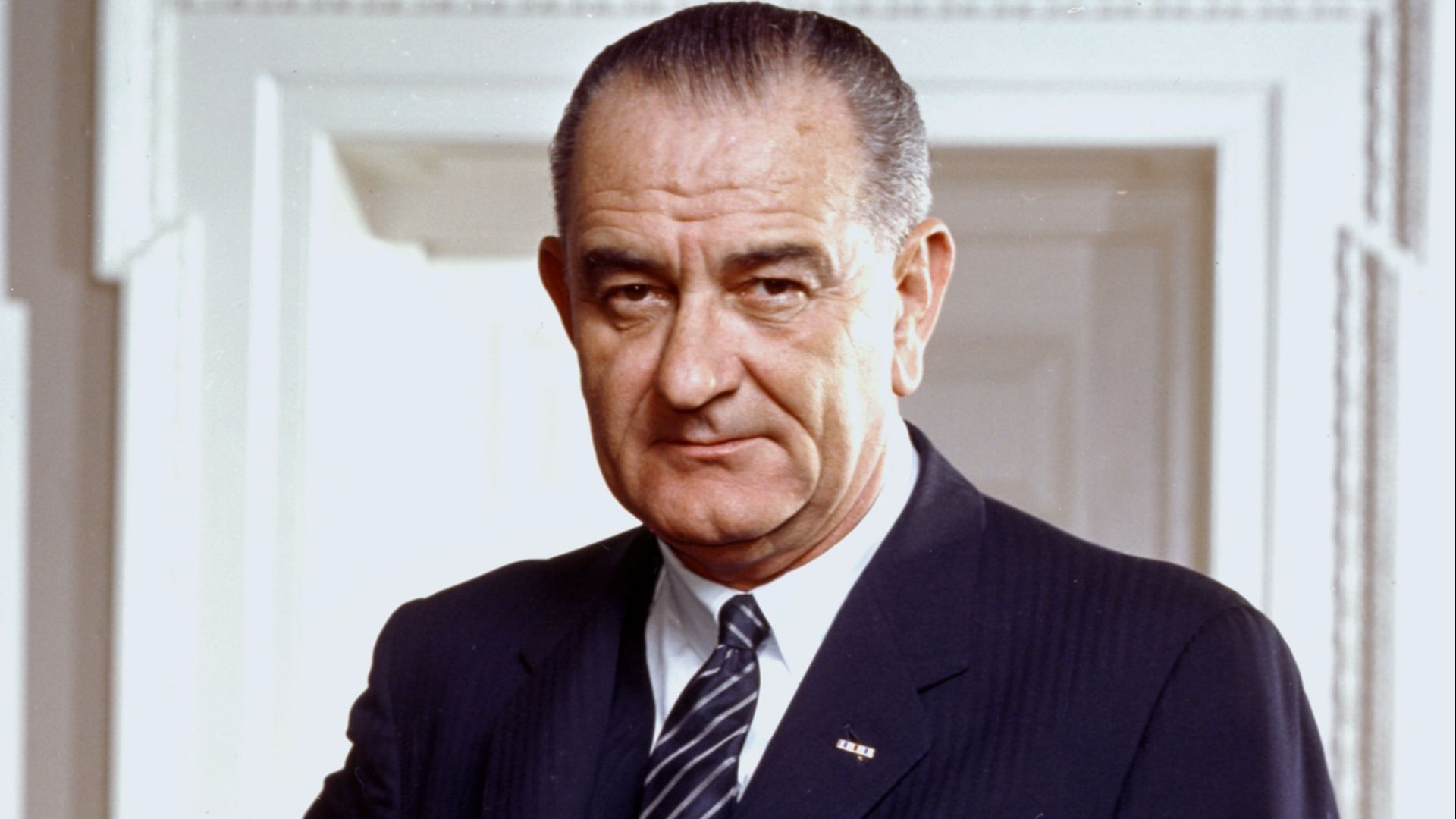 File:Lyndon B. Johnson, photo portrait, leaning on chair, color cropped.jpg