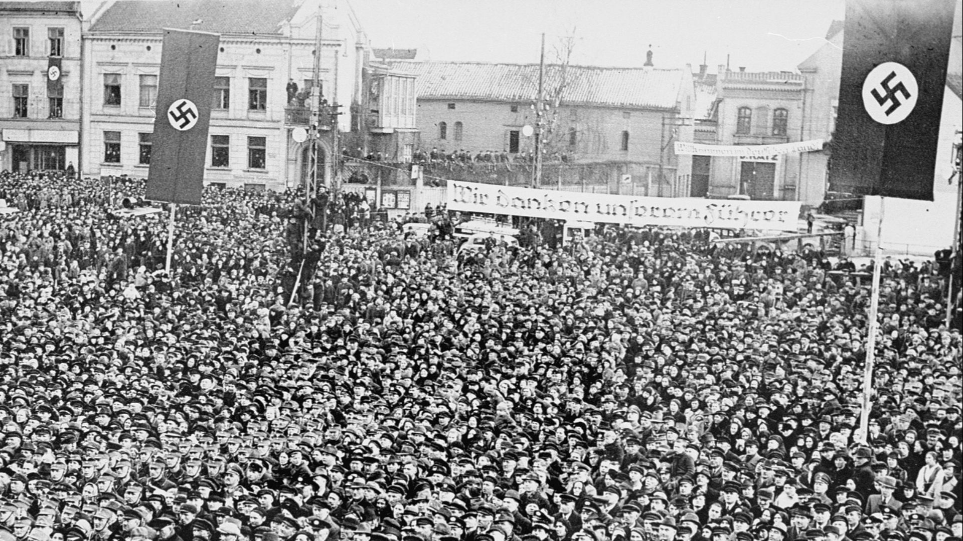 File:Danzigers cheer for Adolf Hitler 2.jpg