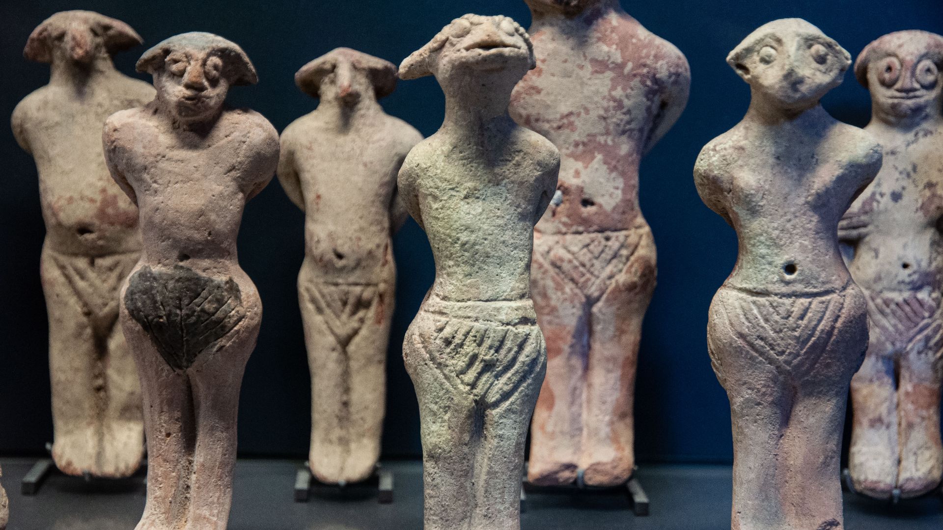 File:Figurines d' exécration - Musée du Louvre de Paris.jpg