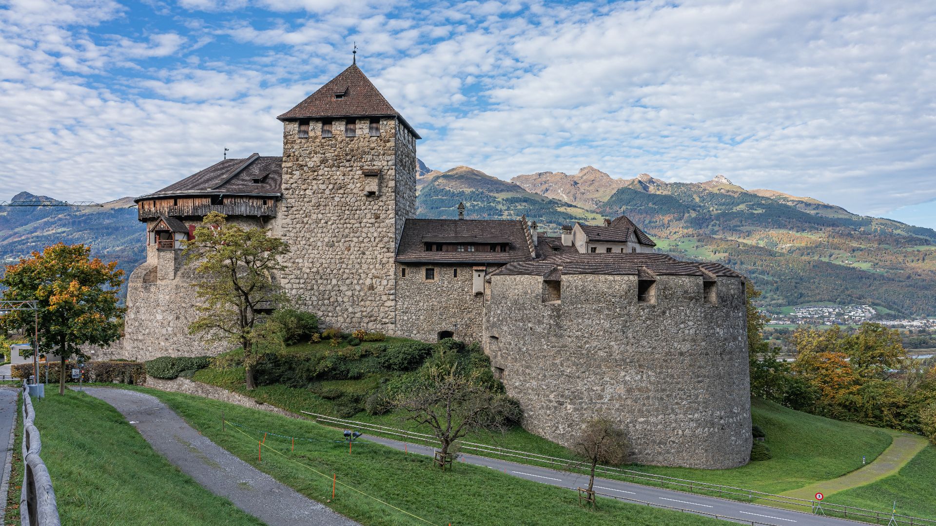 File:Liechtenstein asv2022-10 img01 Vaduz Schloss.jpg