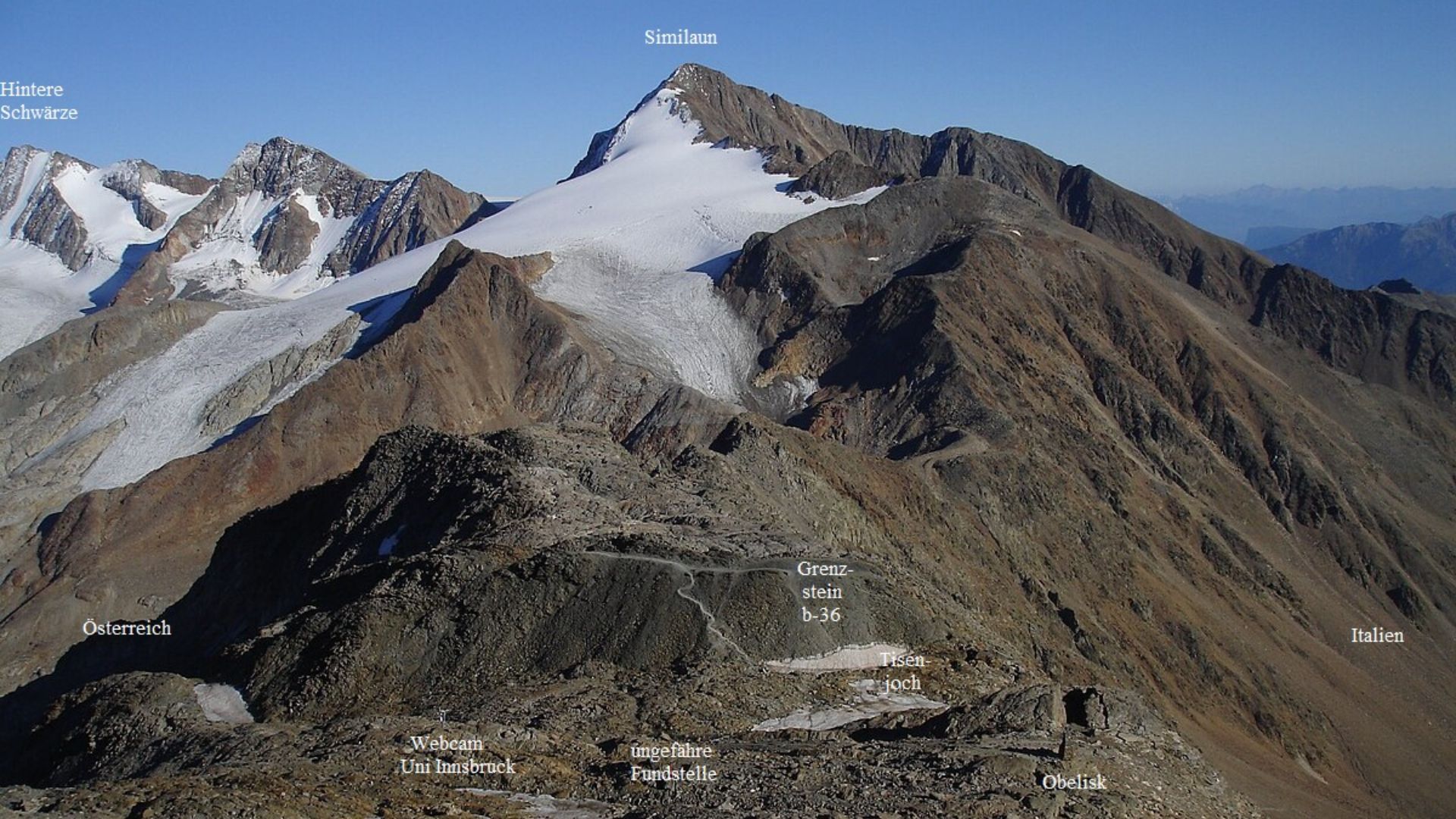File:Similaun vom Weg aufs Hauslabjoch, Ötzi-Stele rechts.jpg