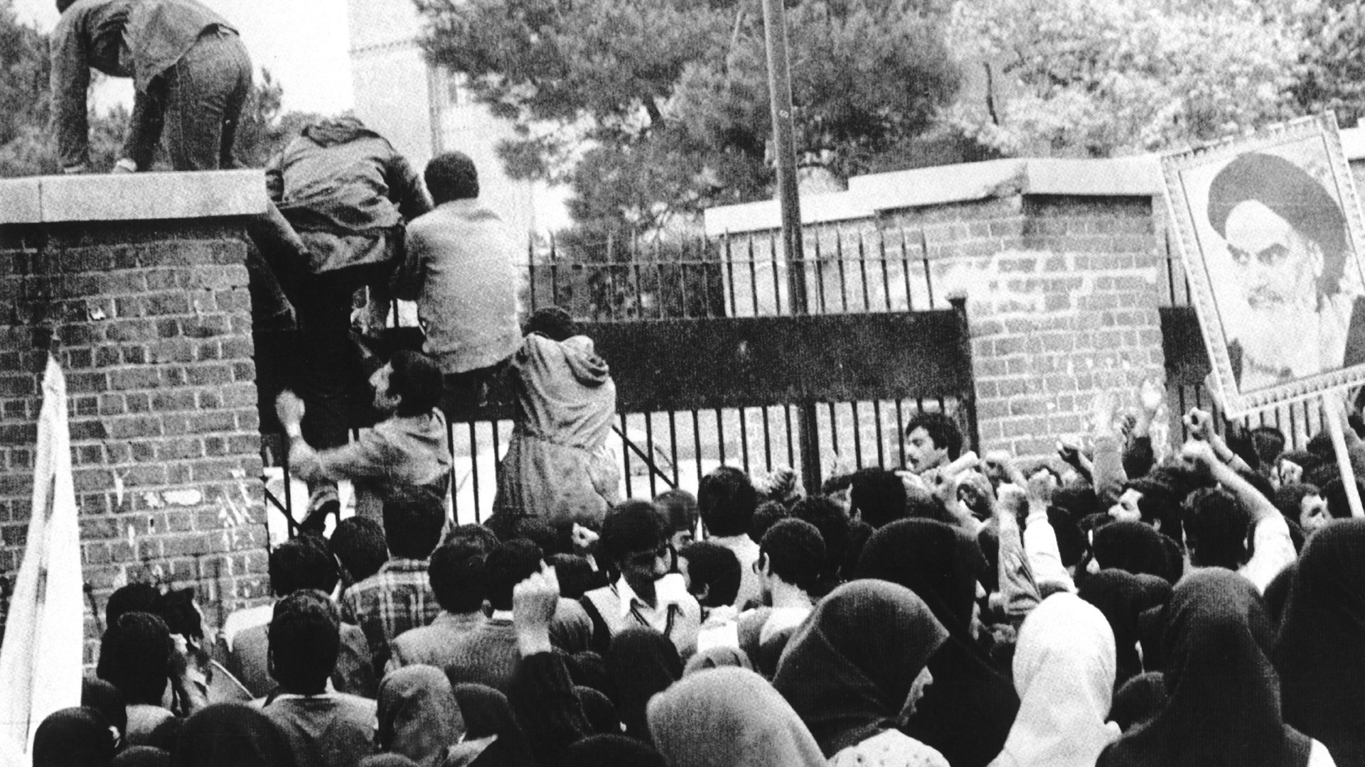 File:Iran hostage crisis - Iraninan students comes up U.S. embassy in Tehran.jpg