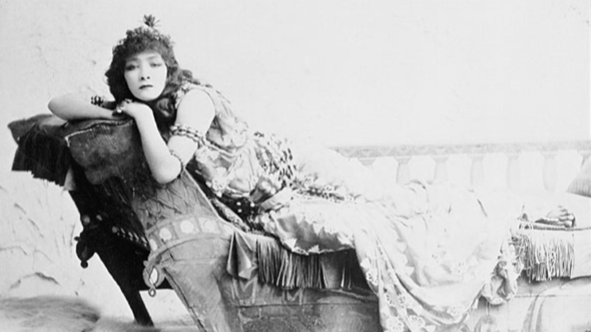 File:Sarah Bernhardt as Cleopatra 1891.jpeg