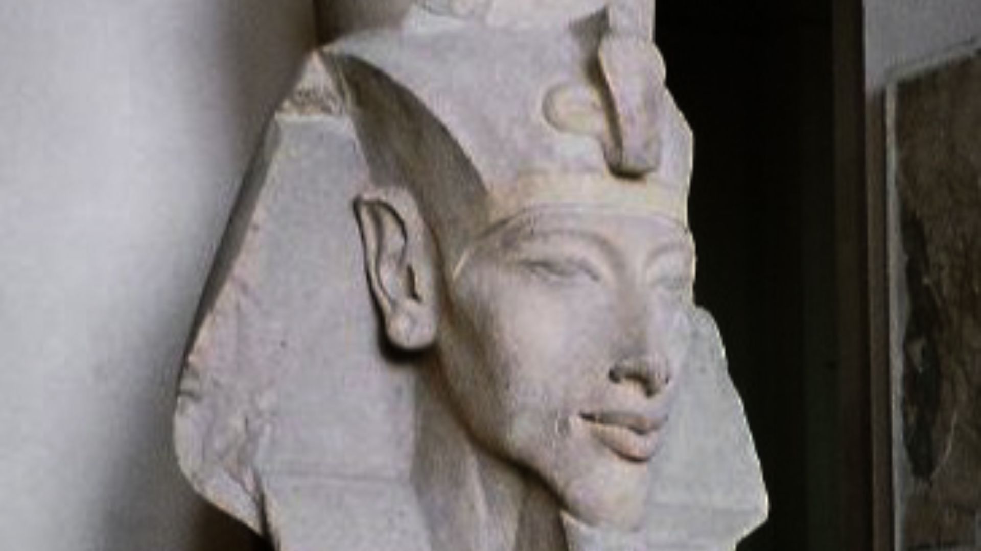 File:Pharaoh Akhenaten.jpg