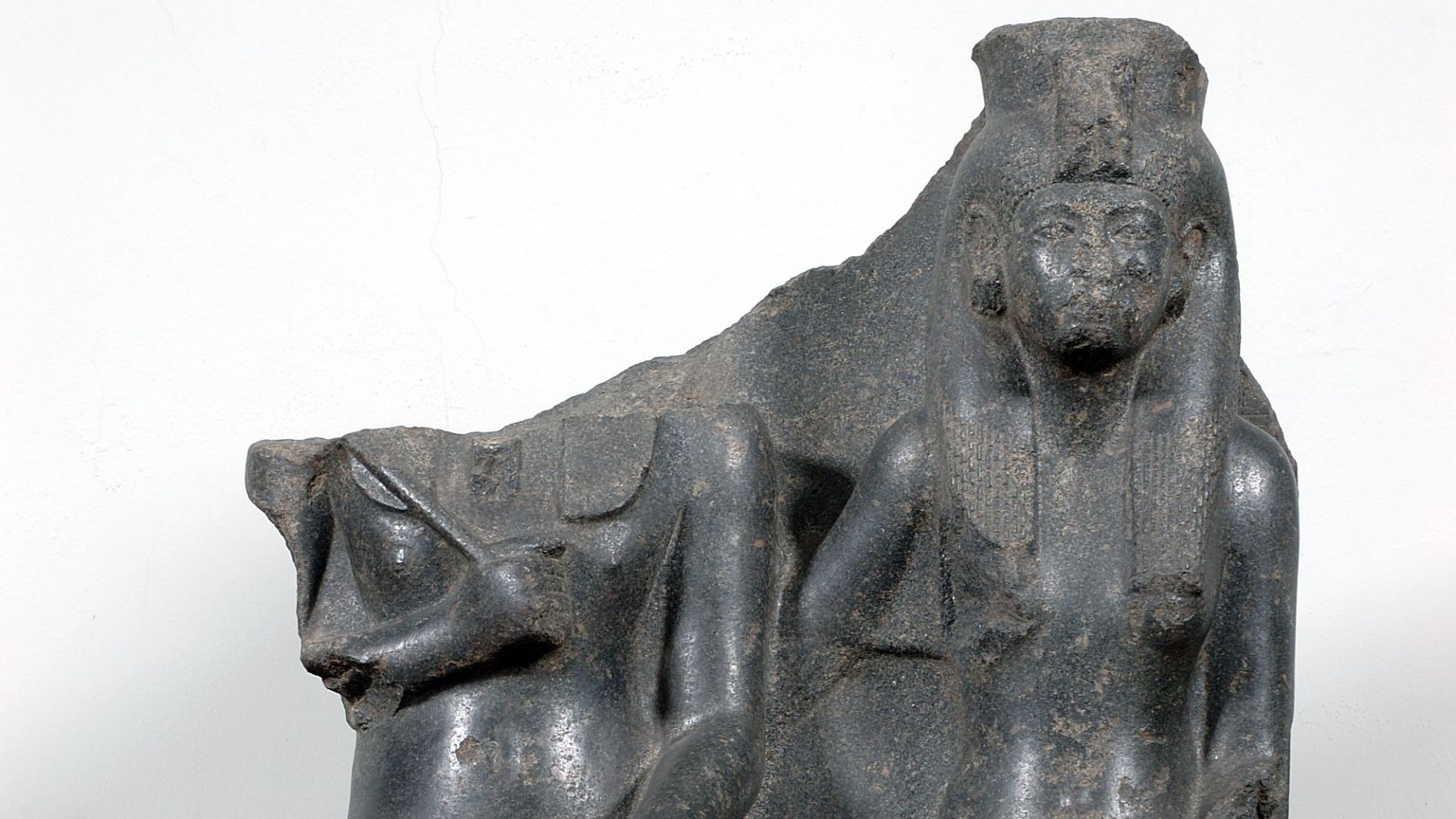 File:Statue of king Horemheb and queen Mutnedjemet, granodiorite - Museo Egizio Turin C 1379 p05.jpg