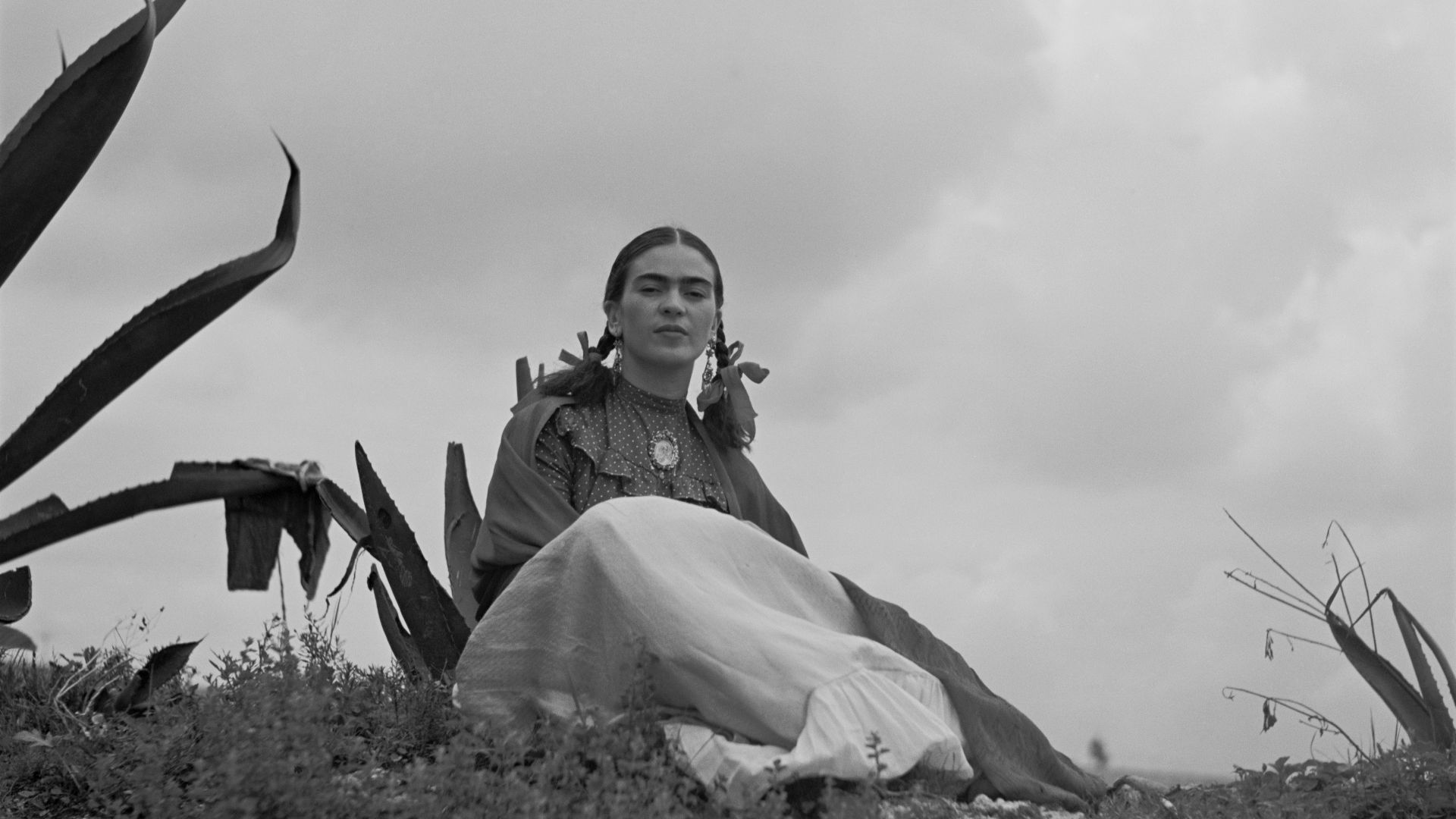 File:Toni Frissell - Frida Kahlo, seated next to an agave.jpg