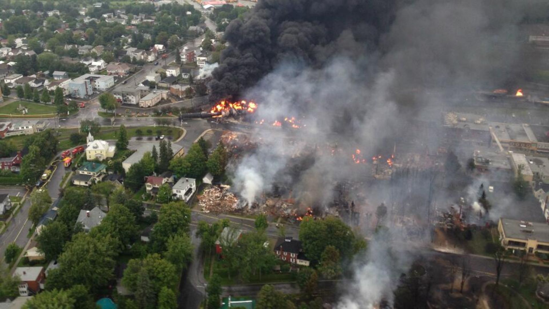 Fitxer:Lac megantic burning.jpg - Viquipèdia, l'enciclopèdia lliure