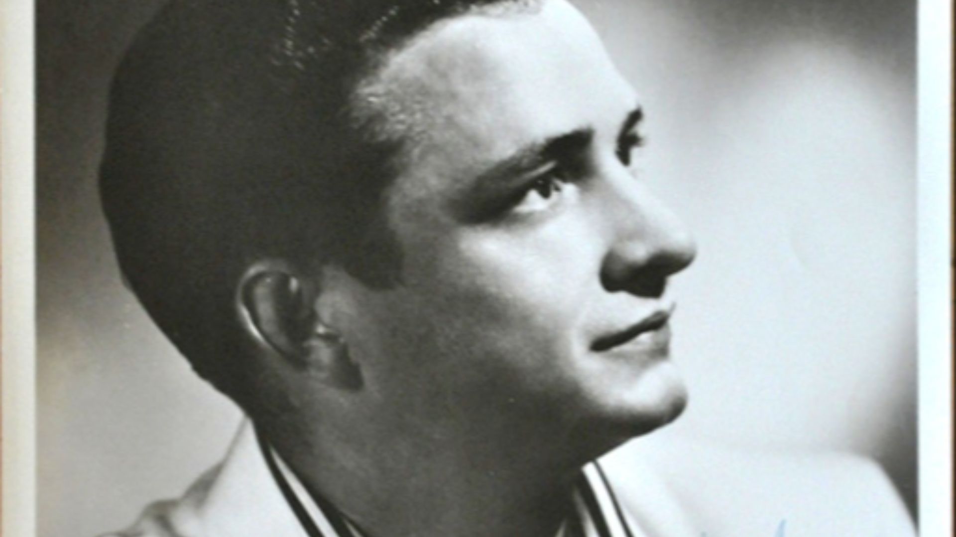 File:Johnny Cash Sun Records promotional portrait.jpg