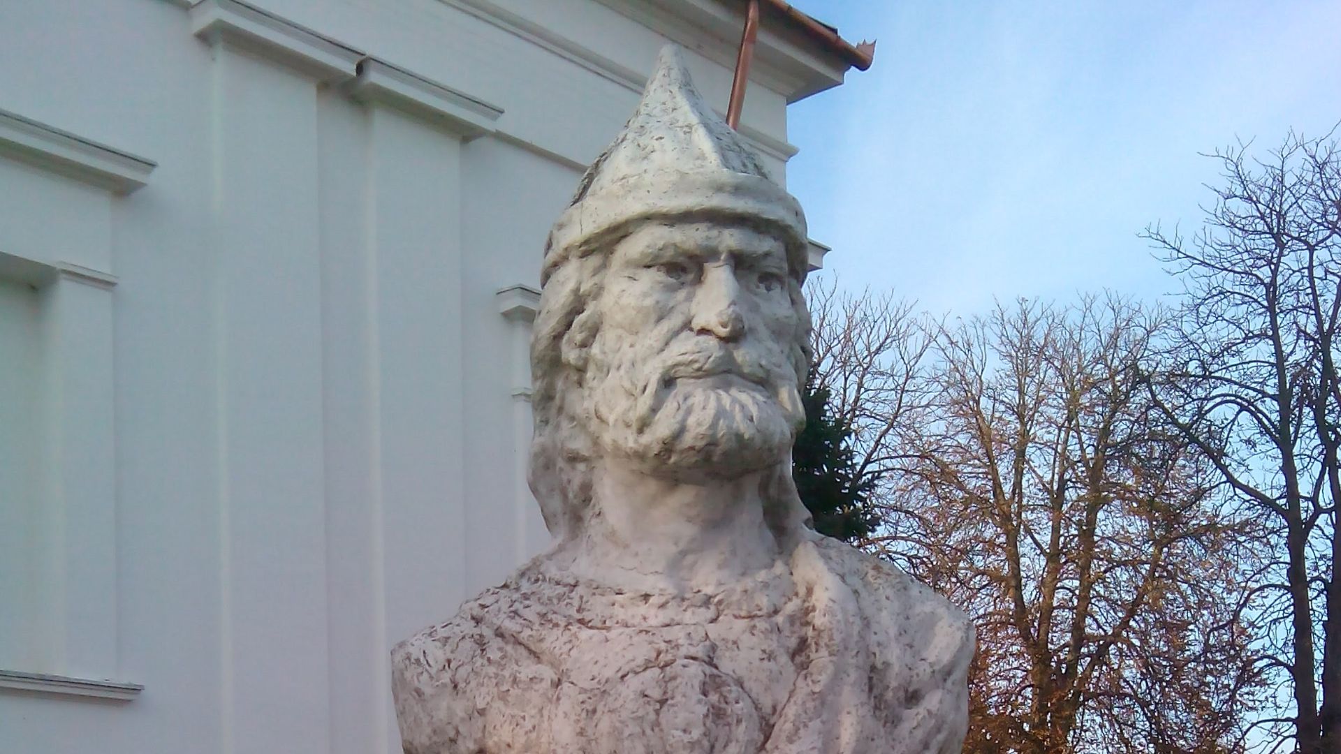 File:Tápiószentmárton Attila szobor.jpg