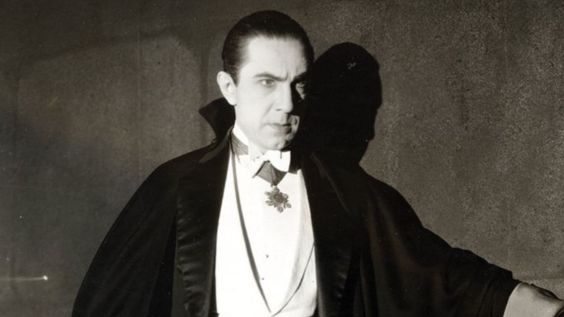 File:Bela Lugosi as Dracula, anonymous photograph from 1931, Universal Studios.jpg