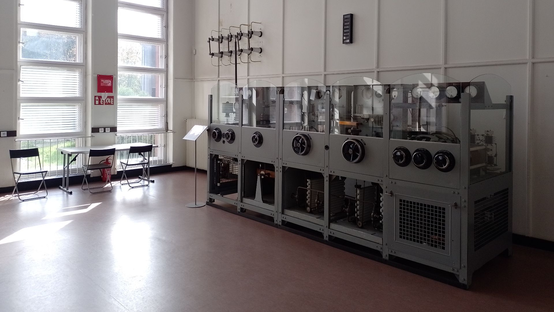 File:Radiostacja gliwicka, wnętrze - Sender Gleiwitz, Innenraum 04.jpg